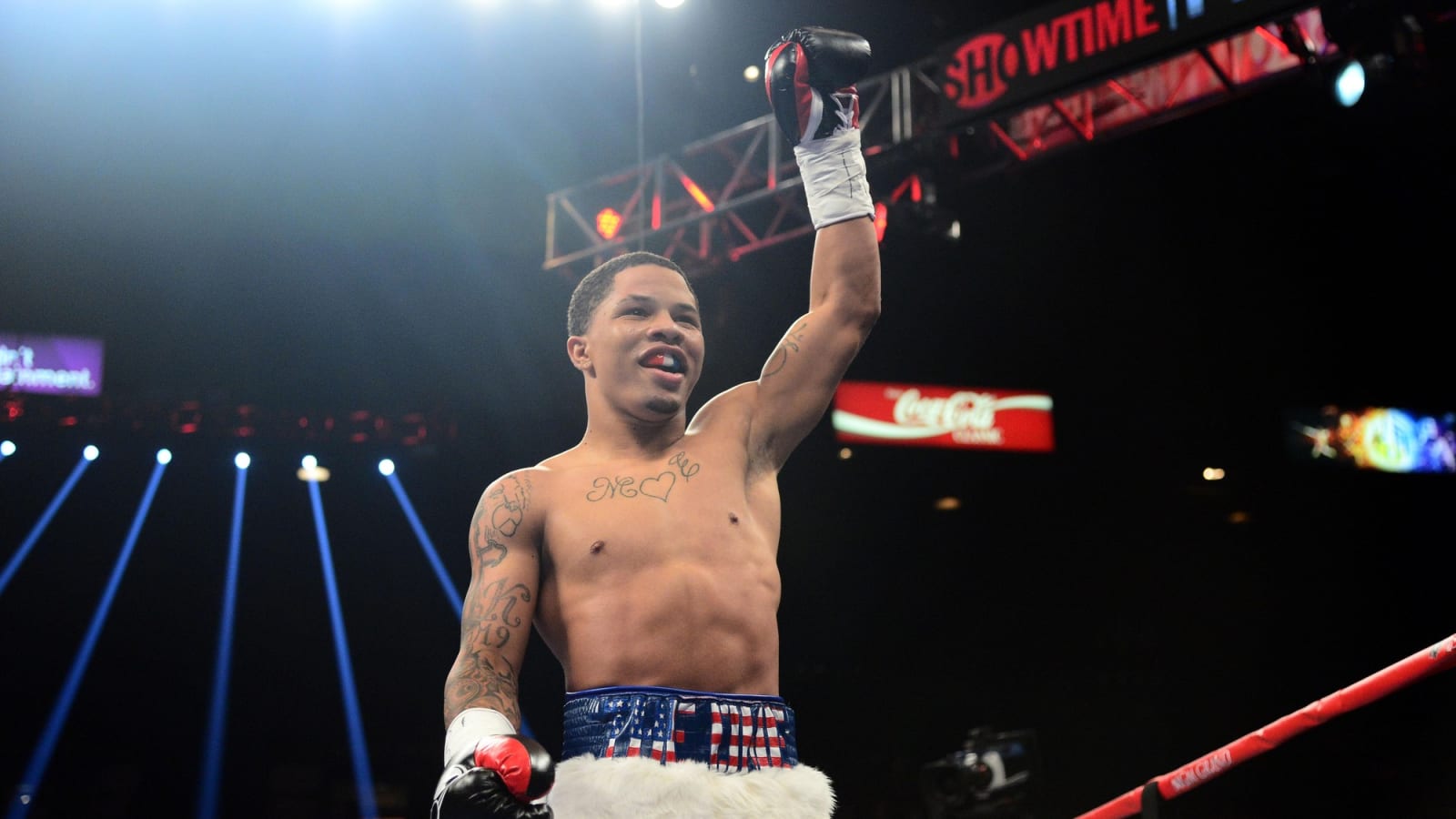 Davis & Roach Jr. Make Weight For Lightweight Showdown