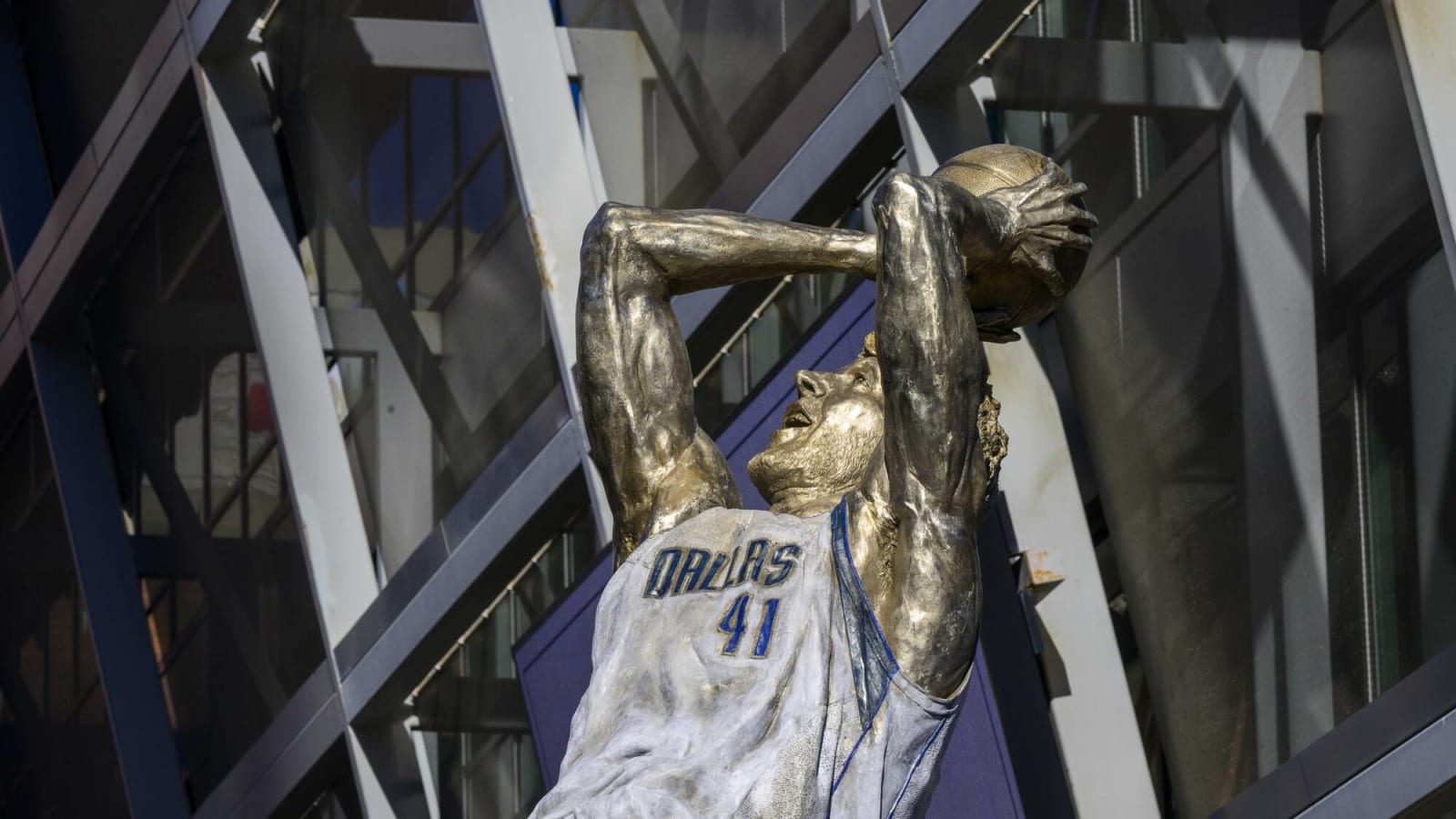 Look: Mavericks unveil incredible Dirk Nowitzki statue