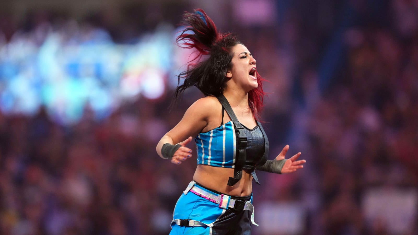 Watch: WWE star hilariously accuses own mom of ditching her for George Kittle’s family at 49ers game vs. Bears