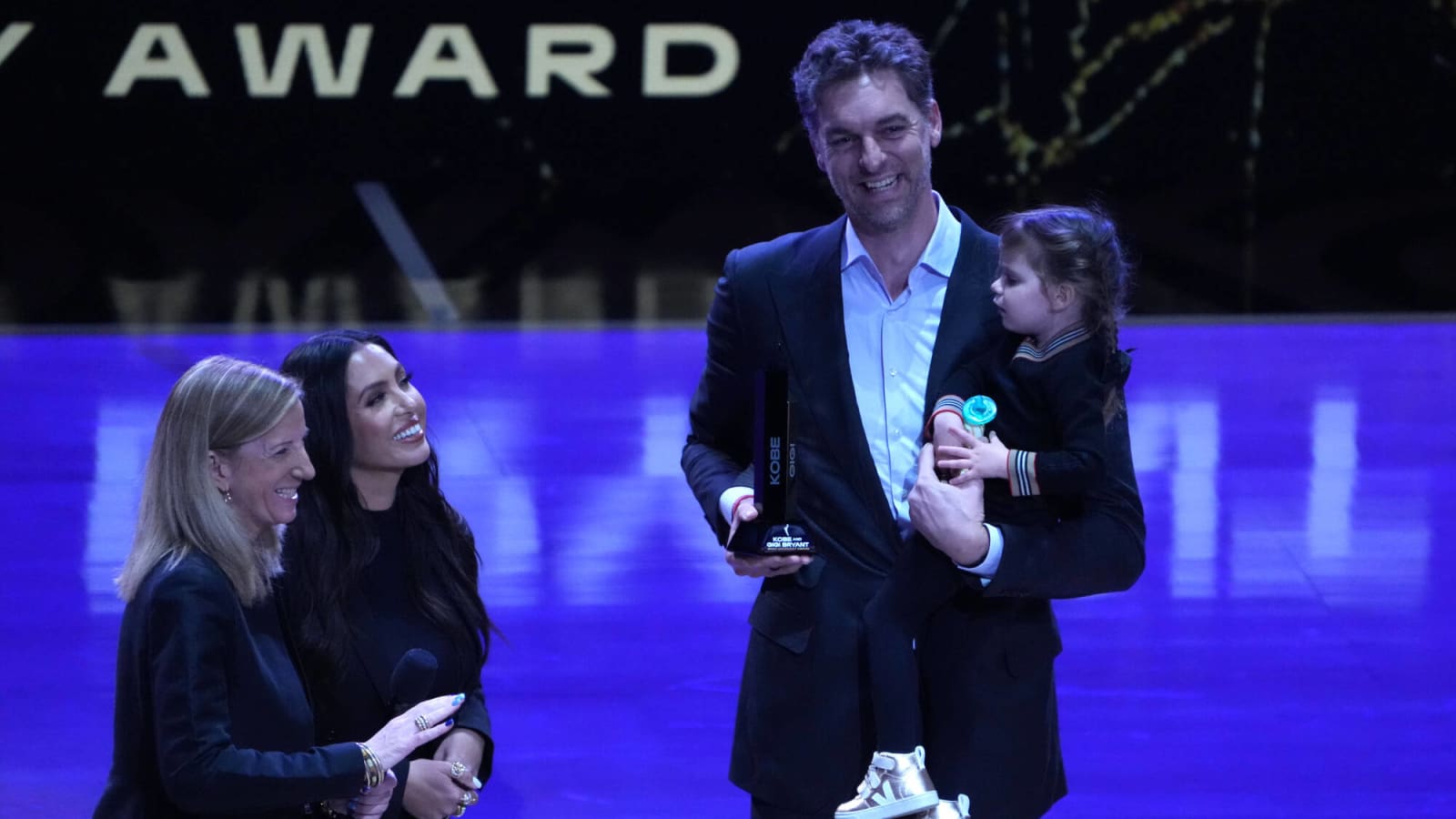 Pau Gasol gets emotional as Lakers retire jersey next to Kobe Bryant