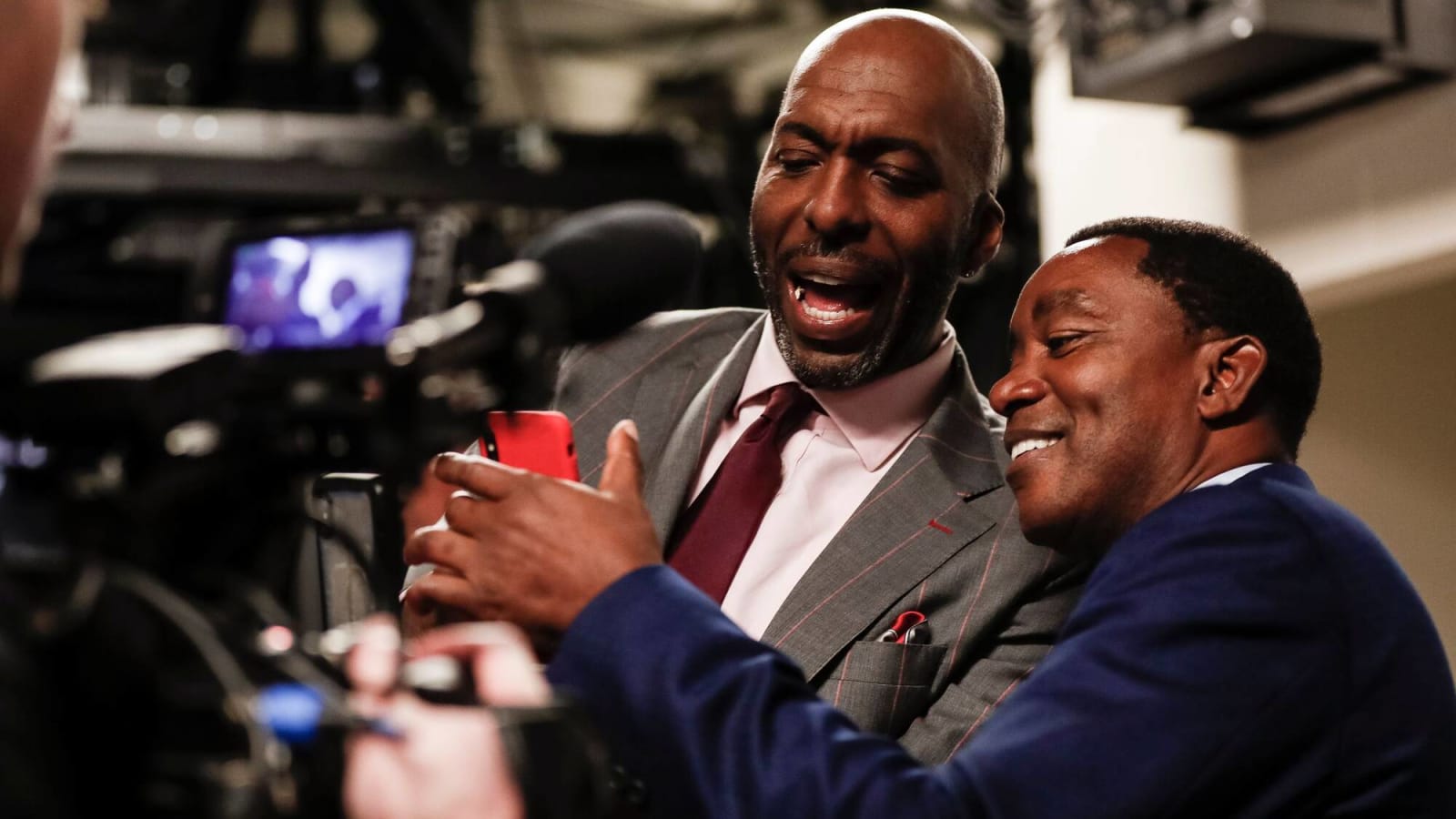 John Salley Reveals Detroit Pistons Teammates Were Mad At Him After He Shook Hands With Michael Jordan, Scottie Pippen And Horace Grant In 1991