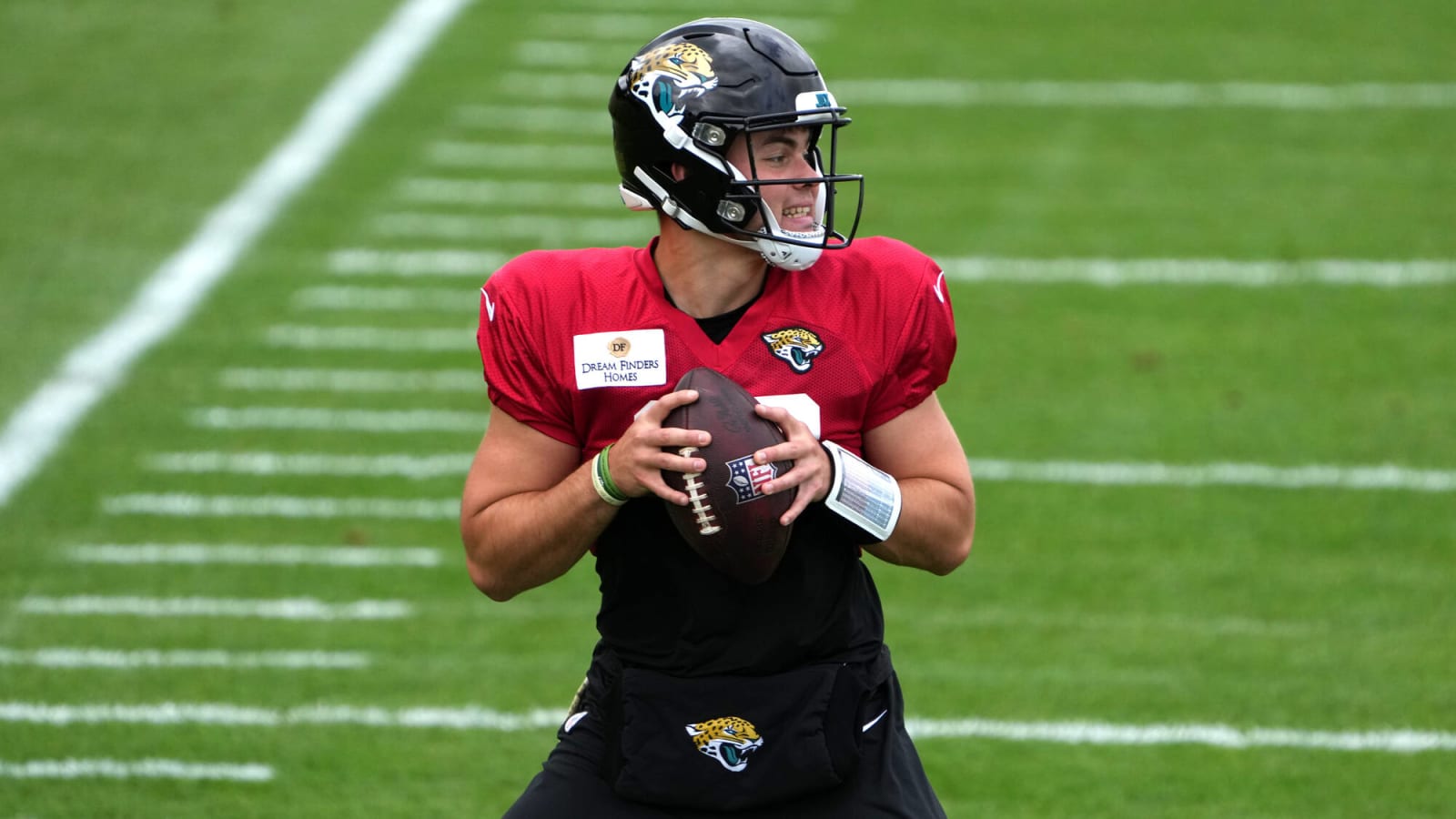 Jaguars' Trevor Lawrence warms up, starts vs. Browns with ankle injury