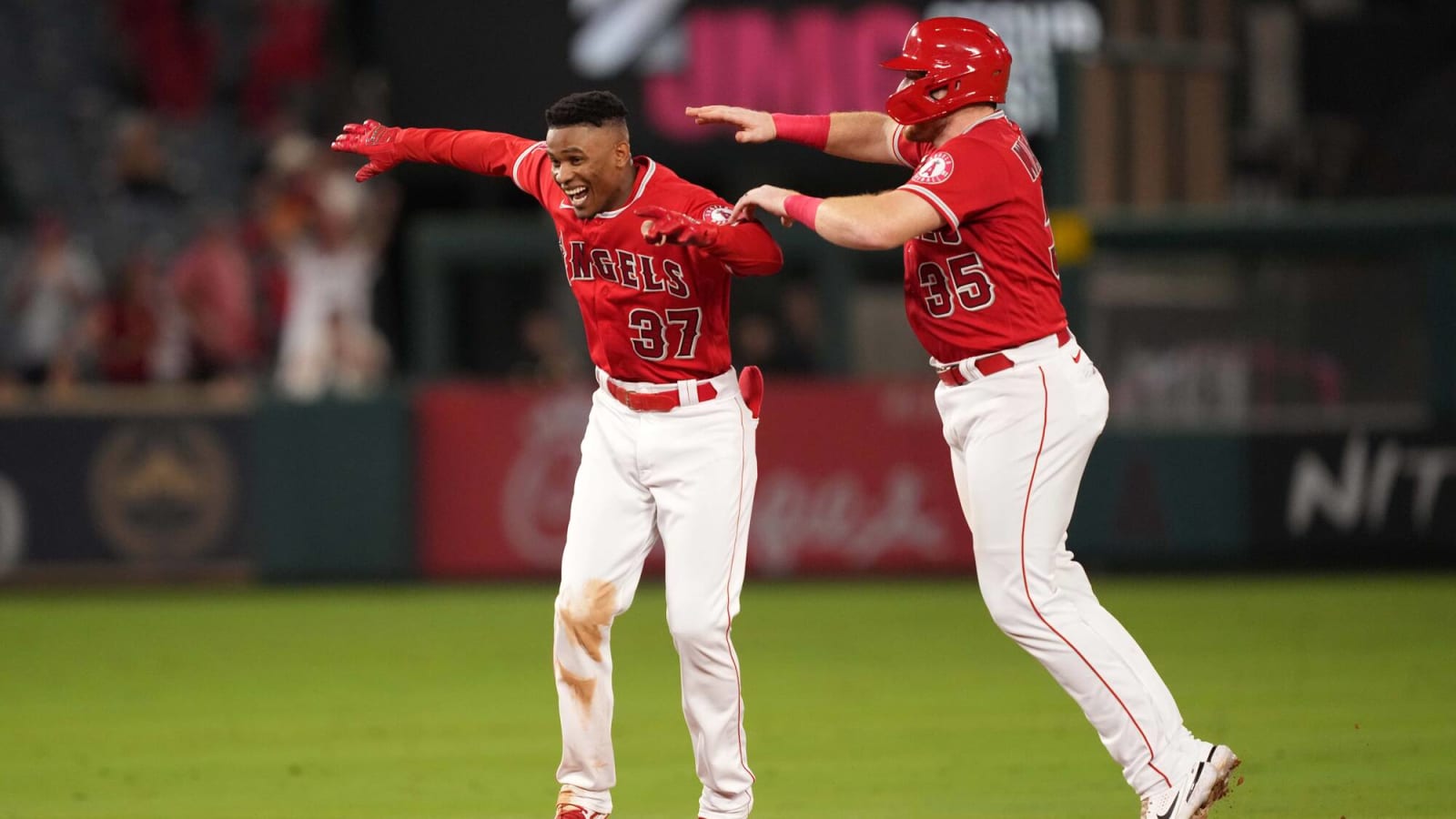  Magneuris Sierra Puts Bunting Practice To Use With Walk-Off Victory