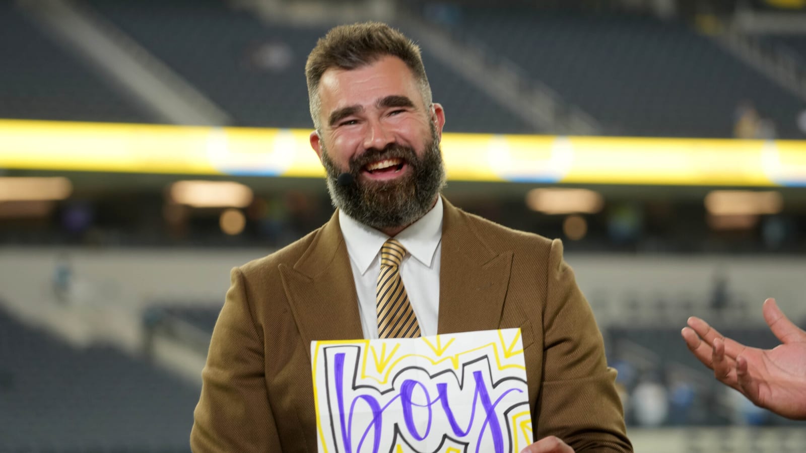 Jason Kelce has harsh words for the Bears during halftime show