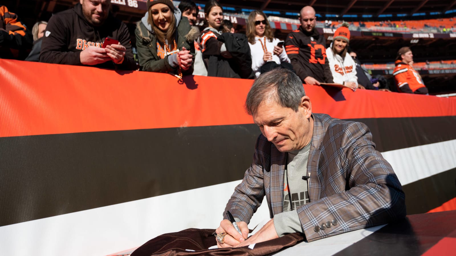 Browns Legend Receives Loud Applause At Cavs Game