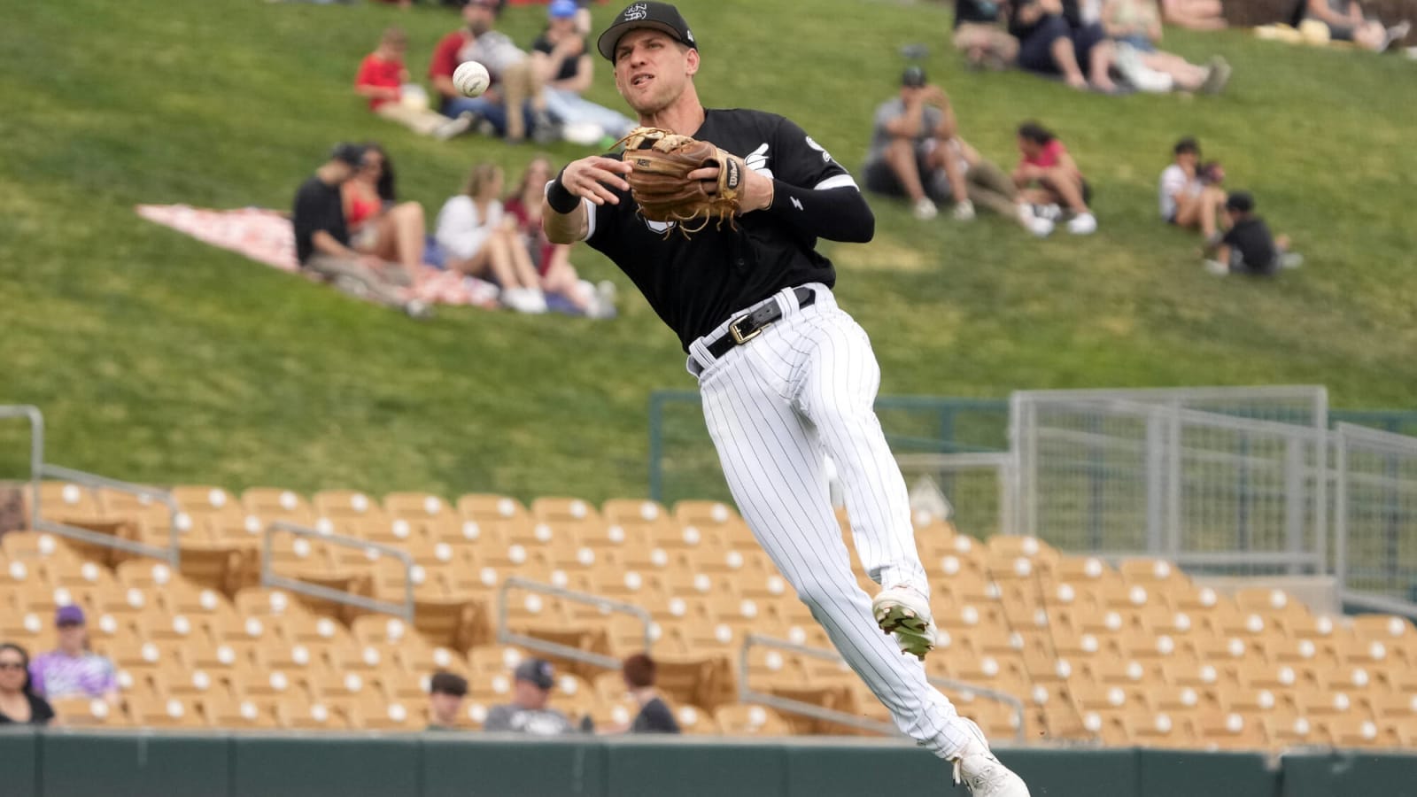 White Sox Place Yoán Moncada On IL, Select Zach Remillard