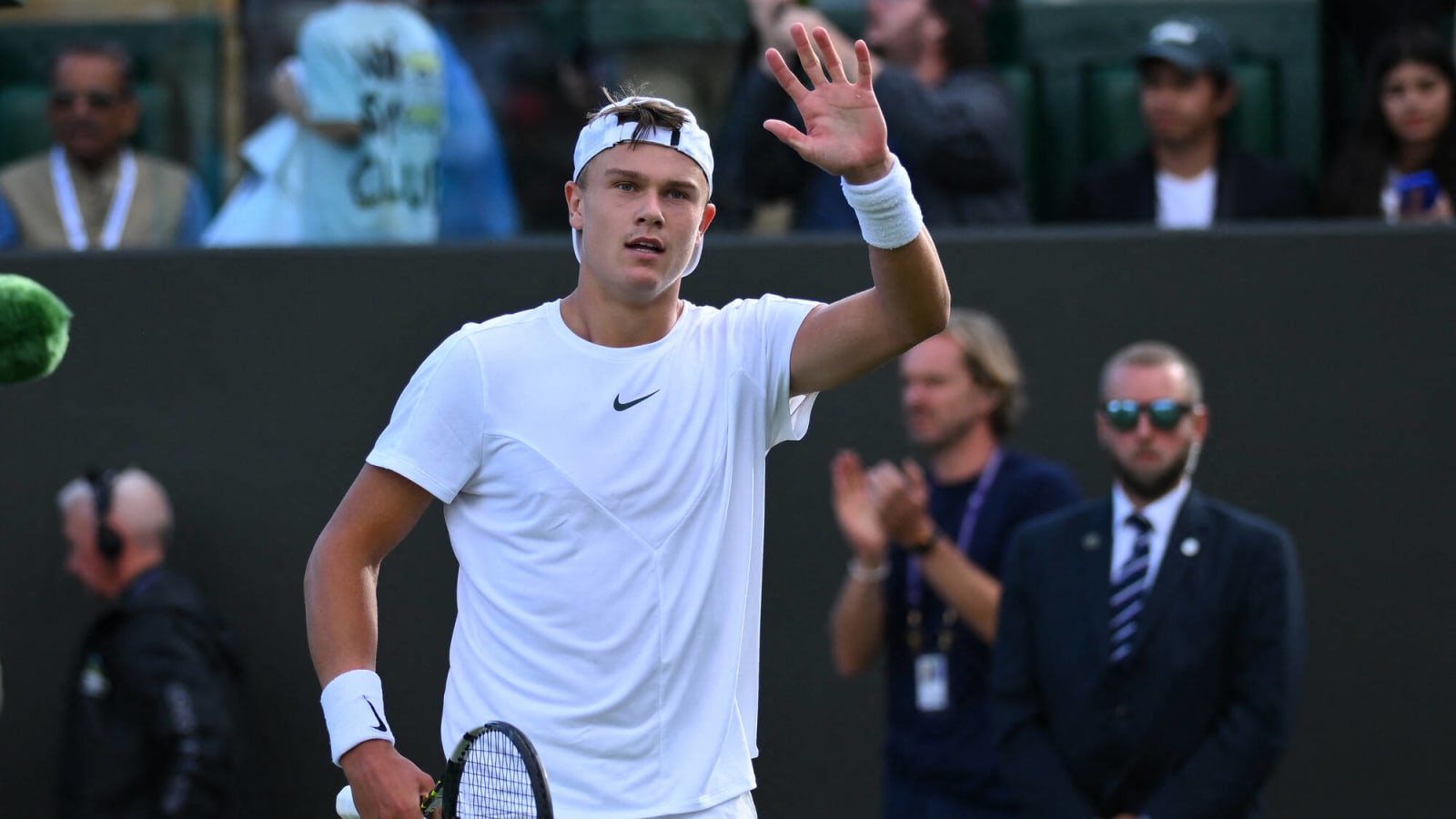 Holger Rune advances to Wimbledon third round with win over Roberto