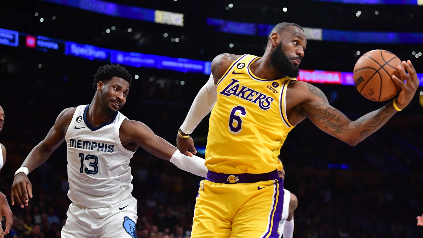 Los Angeles Lakers at Memphis Grizzlies Game 5 prediction, pick for 4/26: Can 'Old' LeBron get it done?