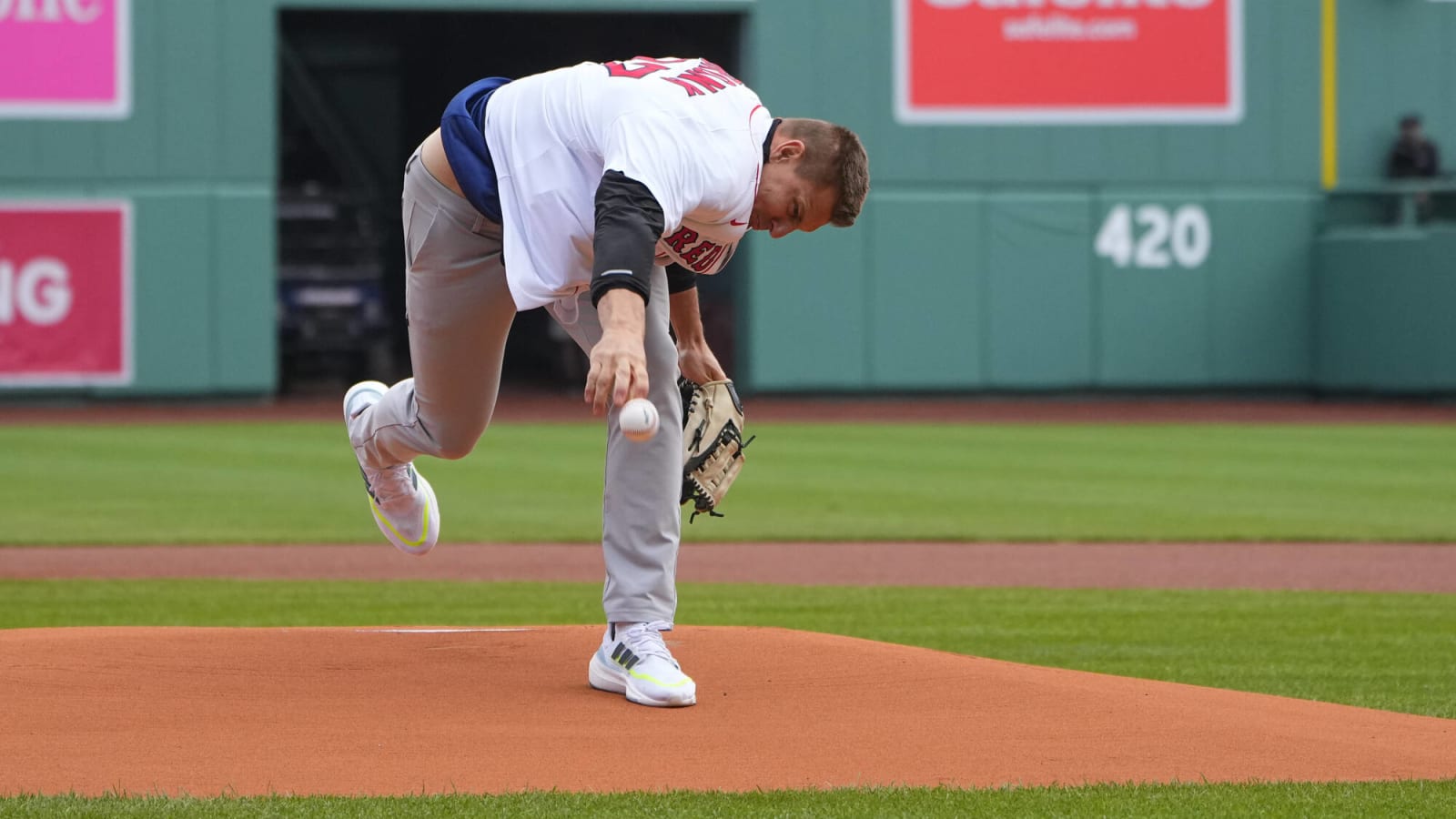 Tom Brady gives props to Rob Gronkowski over bizarre first pitch at Red Sox game