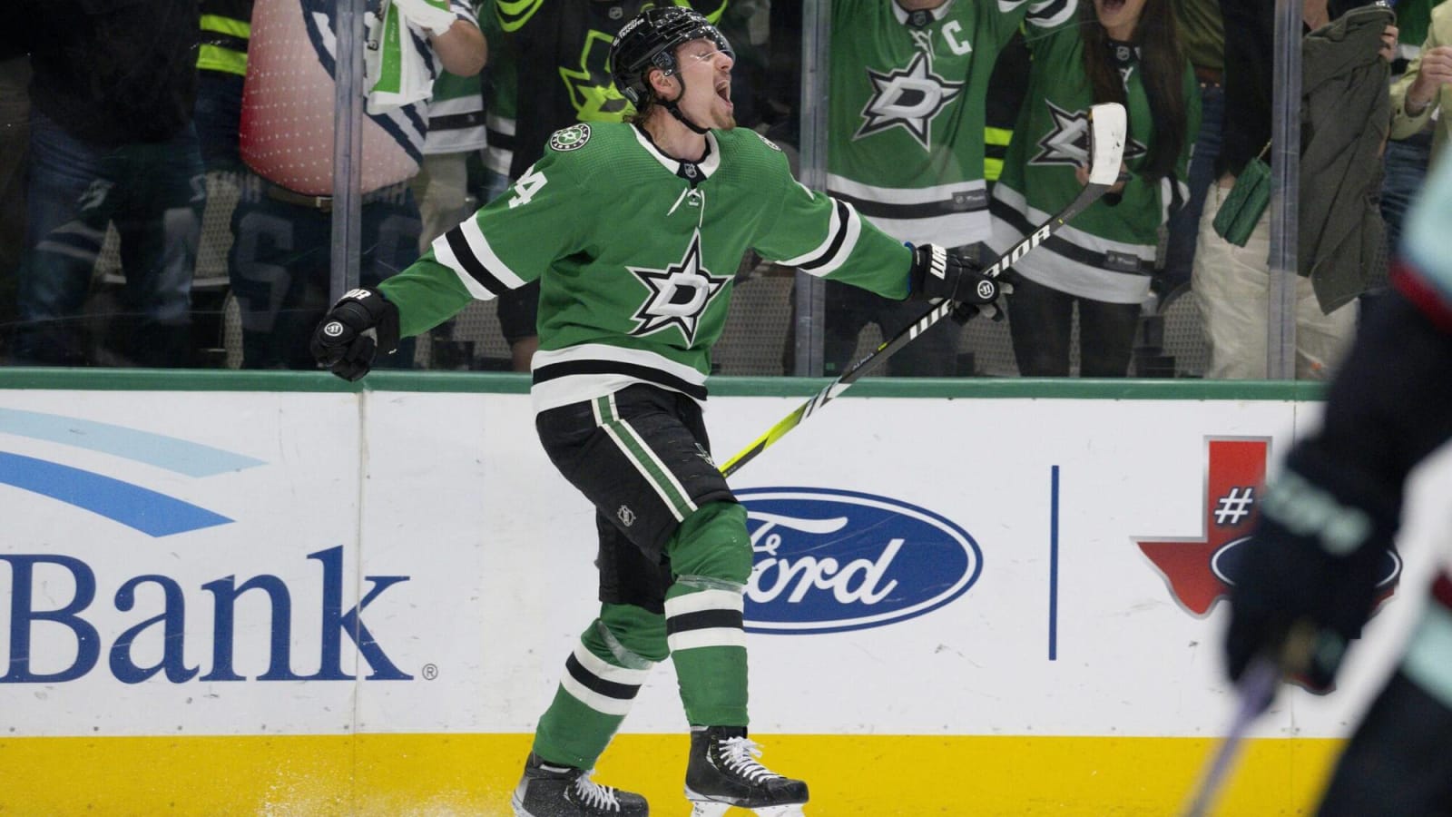 Stars’ Roope Hintz exits Game 4 vs. Avalanche with upper-body injury
