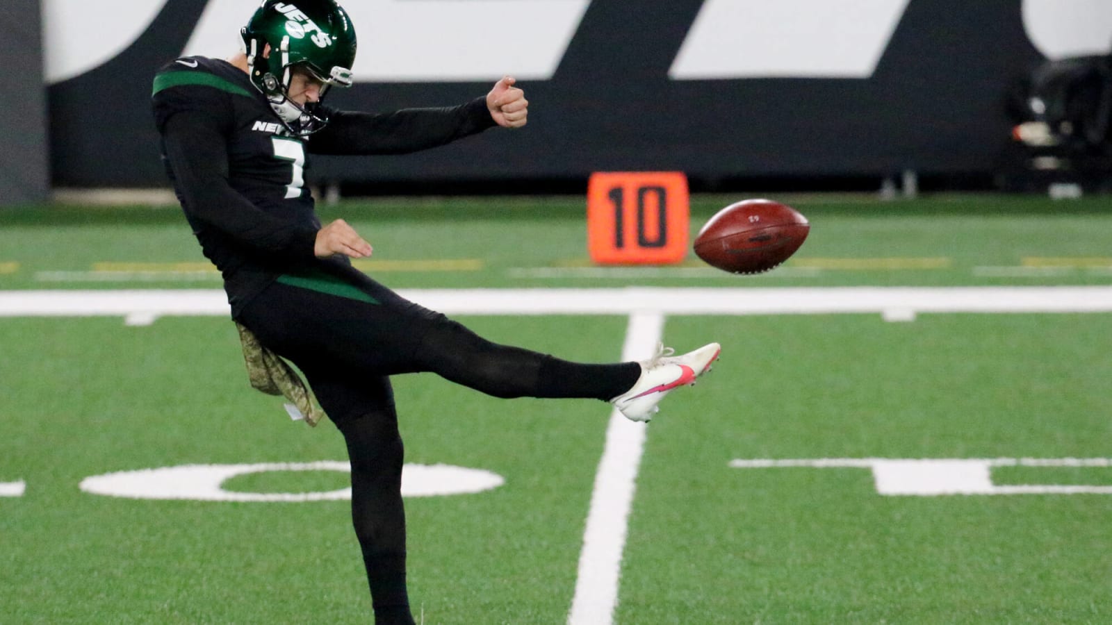 Watch: Jets K Braden Mann hilariously botches opening kickoff