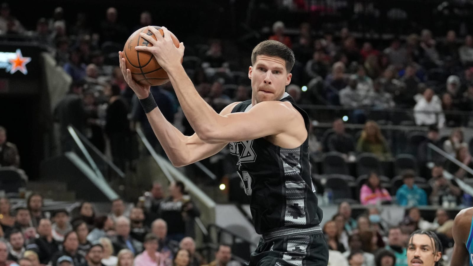 Spurs trade forward to Pacers