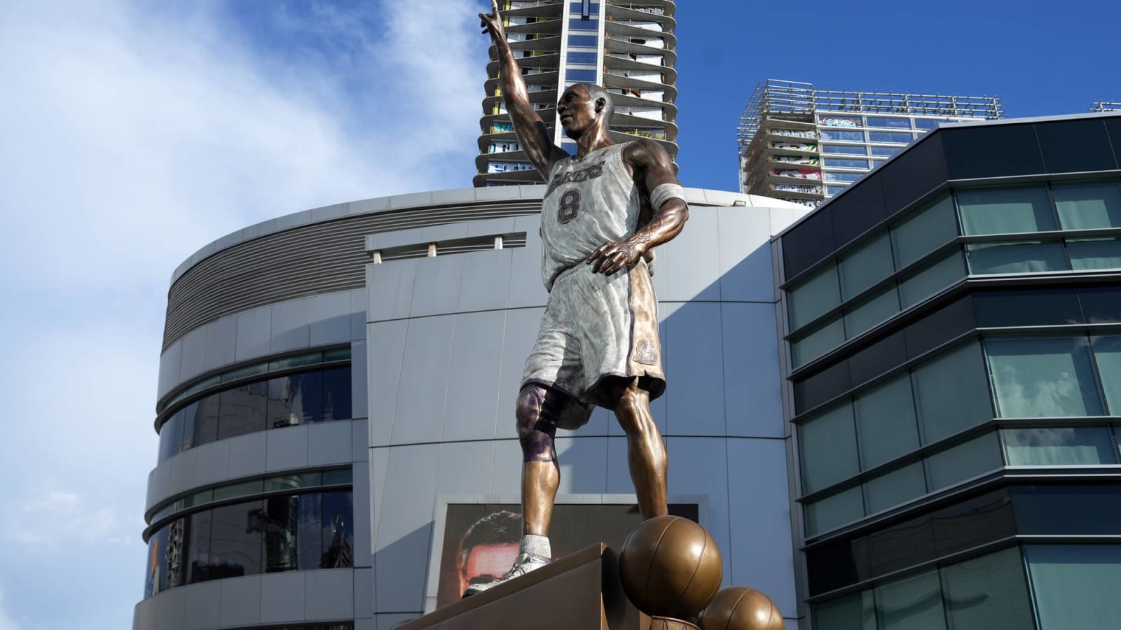 Los Angeles Lakers finally fix Kobe Bryant statue issues