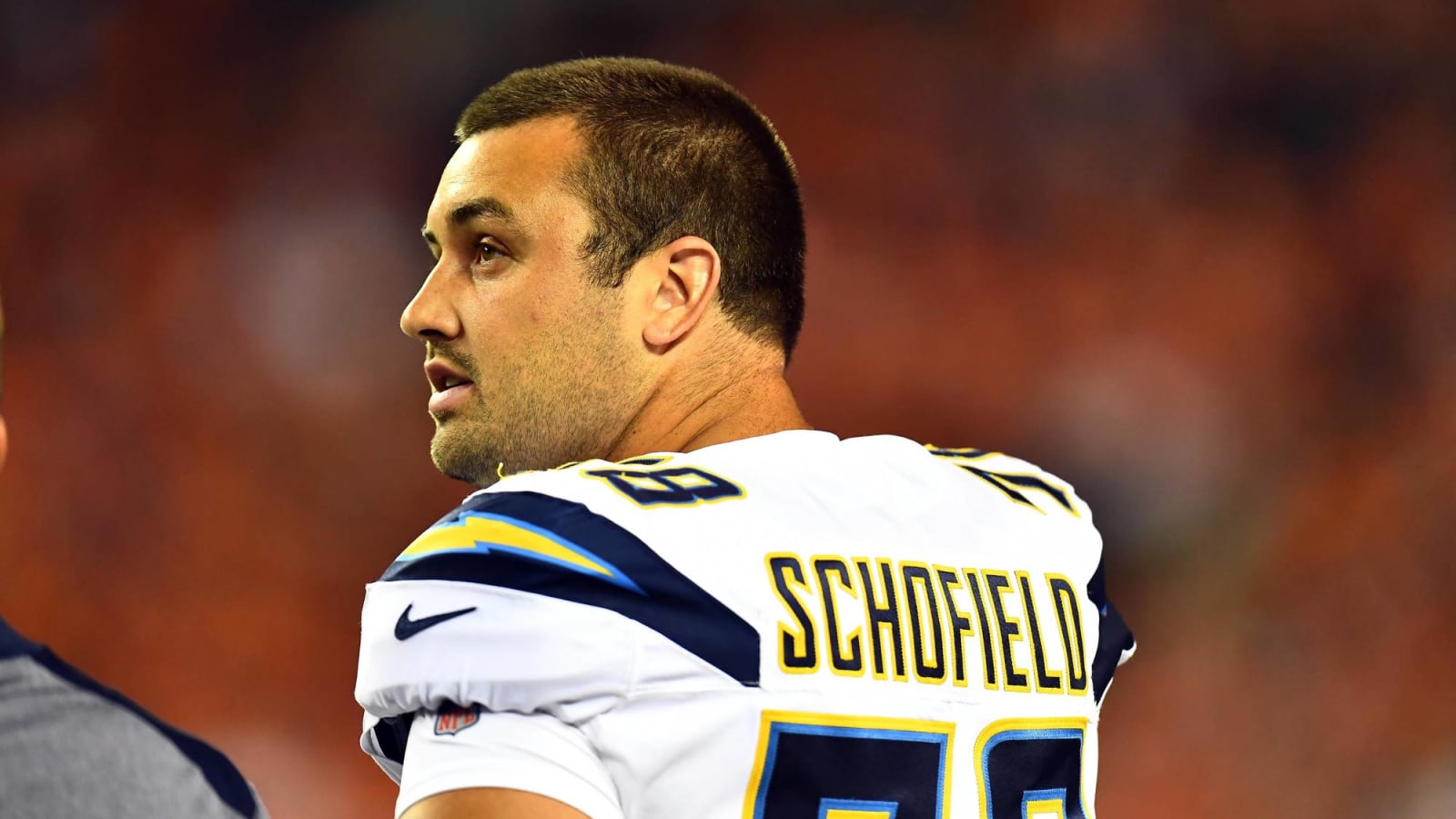 Chargers re-sign OT Michael Schofield