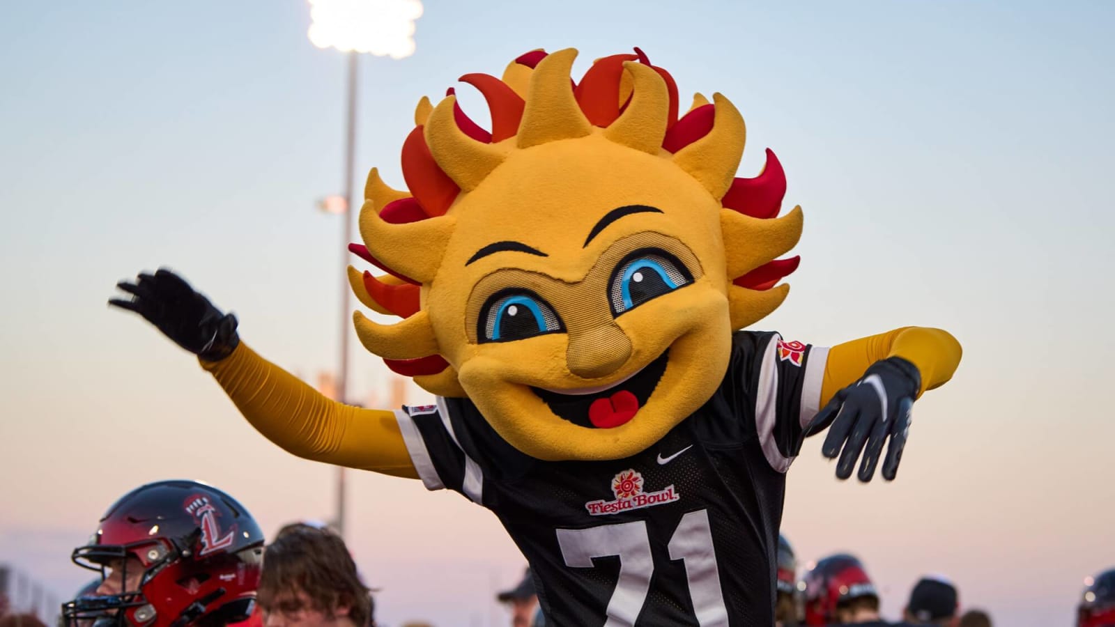 Fiesta Bowl mascot dances on Liberty Lions bench after touchdown