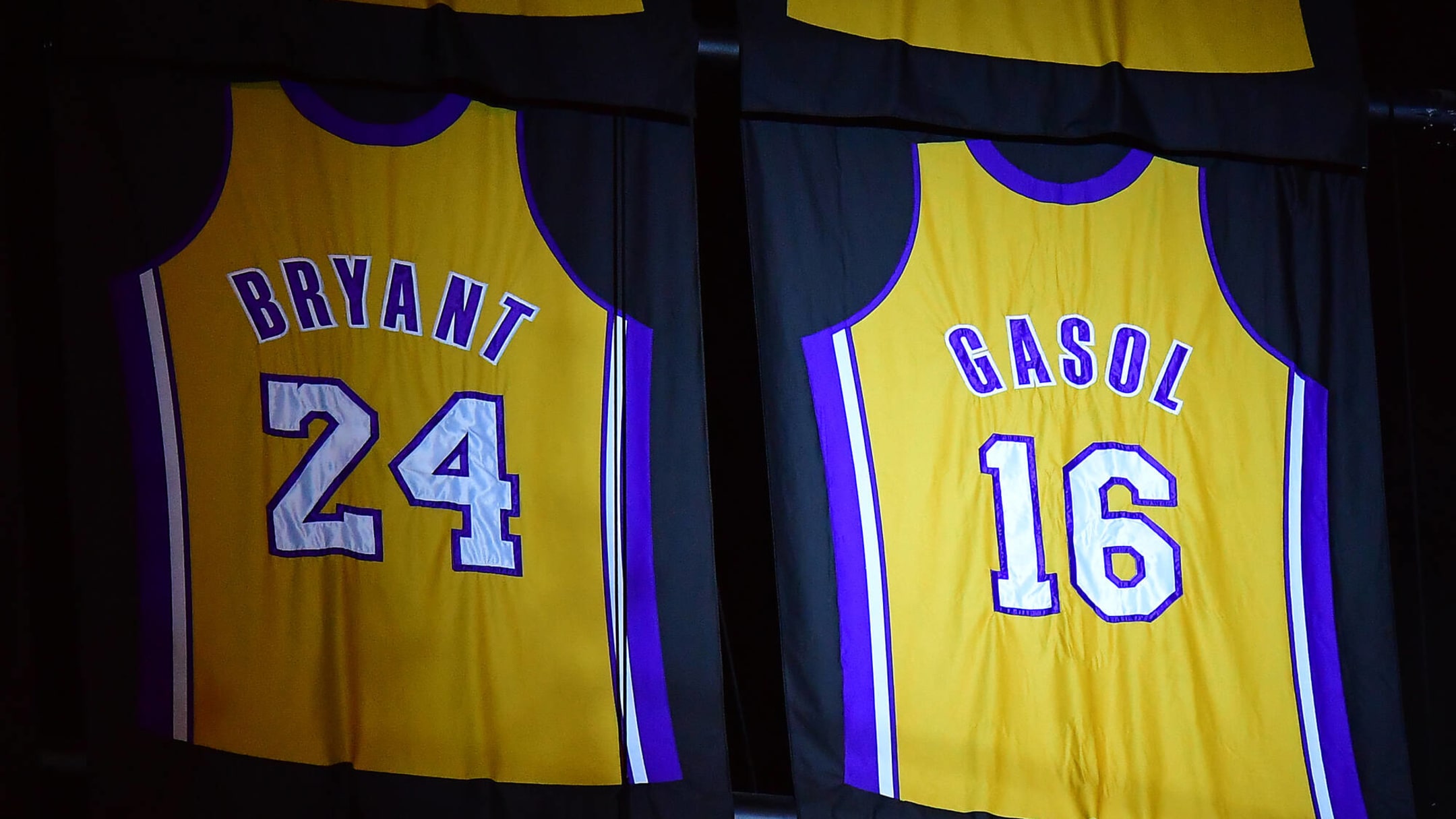 Lakers honor Kobe Bryant one more time at jersey retirement
