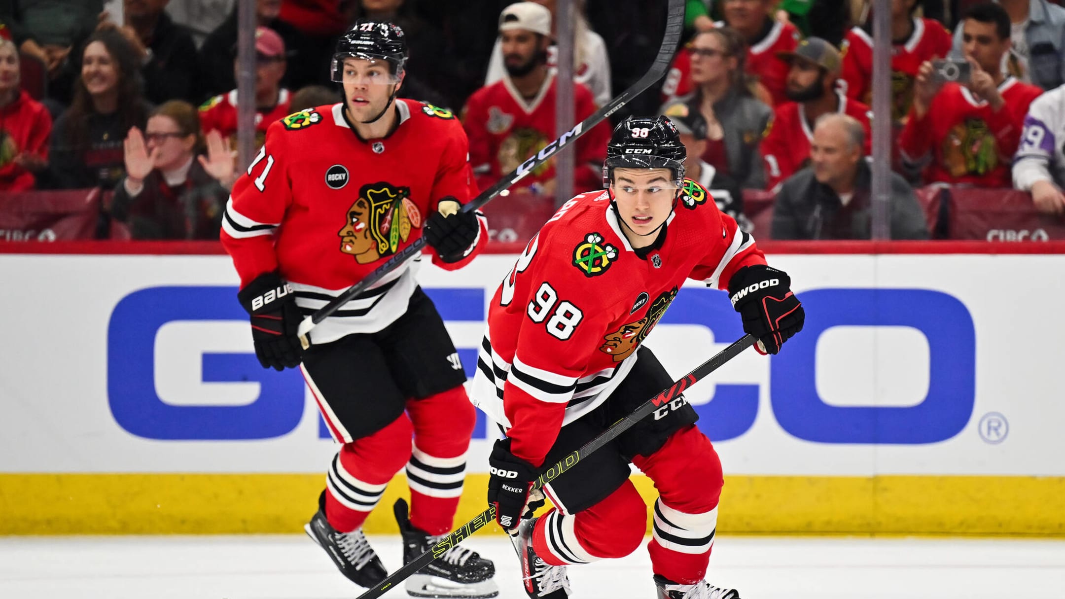Blackhawks Beat Red Wings to Stay Alive - The New York Times