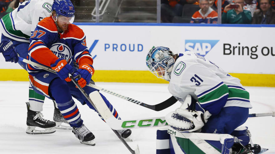  Arturs Silovs stops 42 Oilers shots en route to 4-3 Canucks win in game three