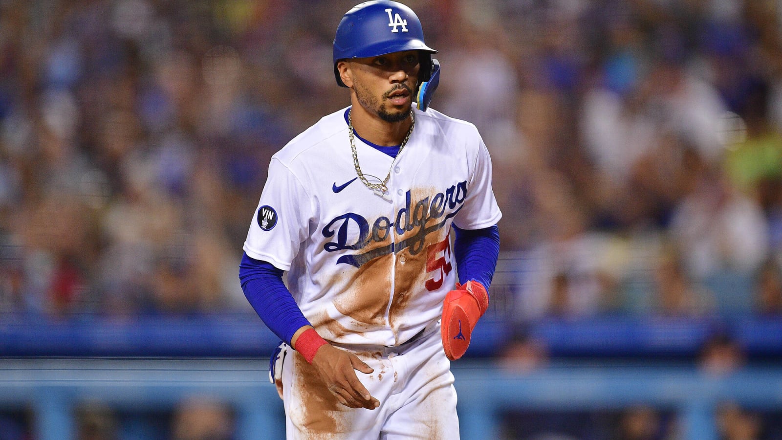 Watch: Mookie Betts plays catch with young Dodgers fan during mid-inning warm up