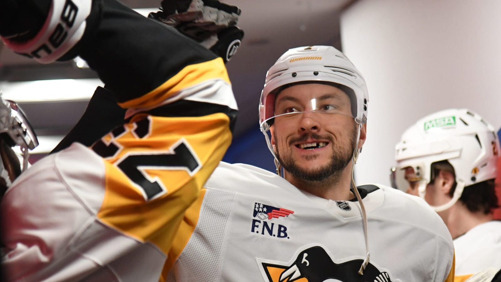 Sharks acquire Vincent Desharnais from Penguins