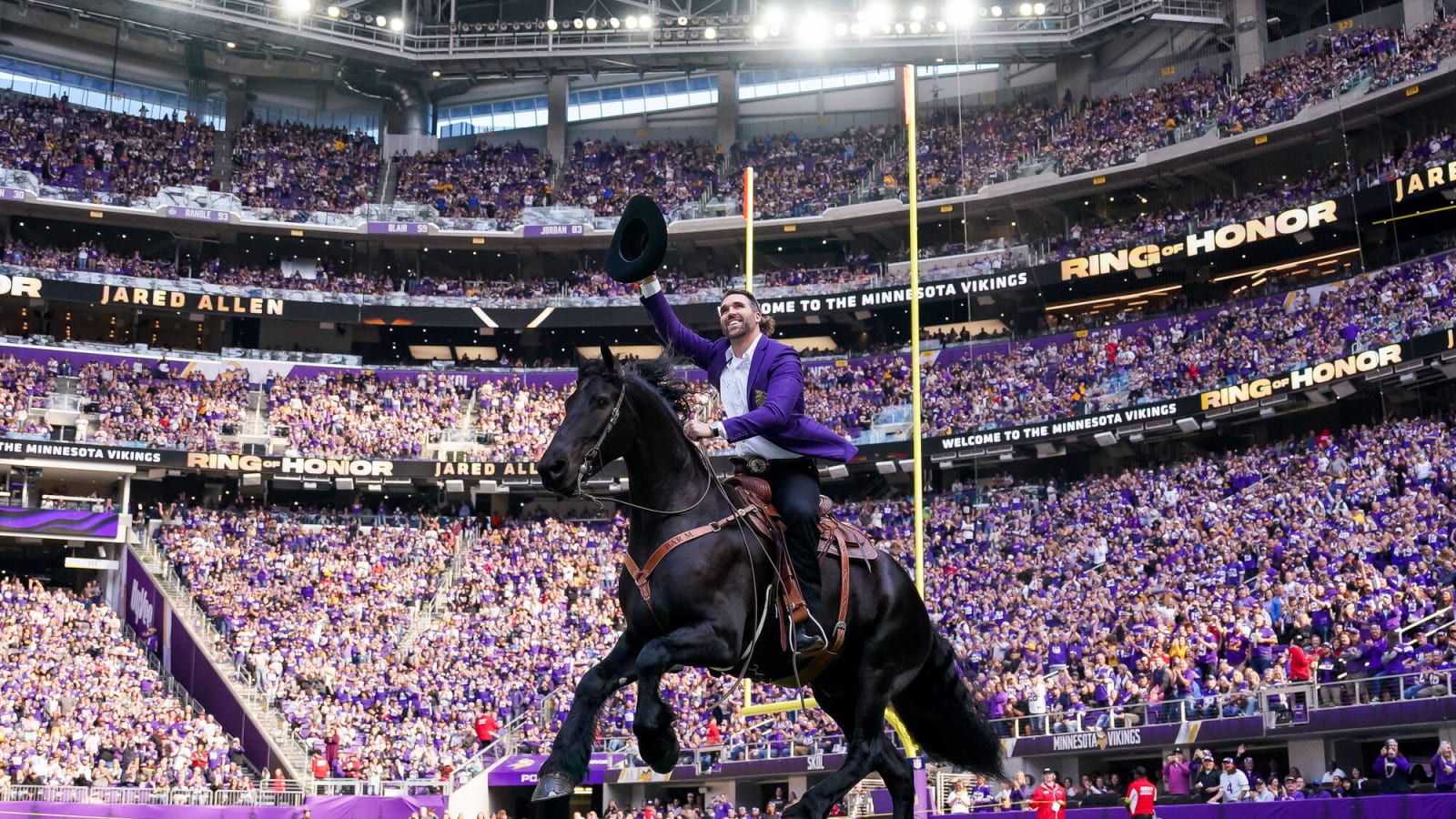 Watch: A Minnesota G.O.A.T. rides a horse in ring of honor ceremony