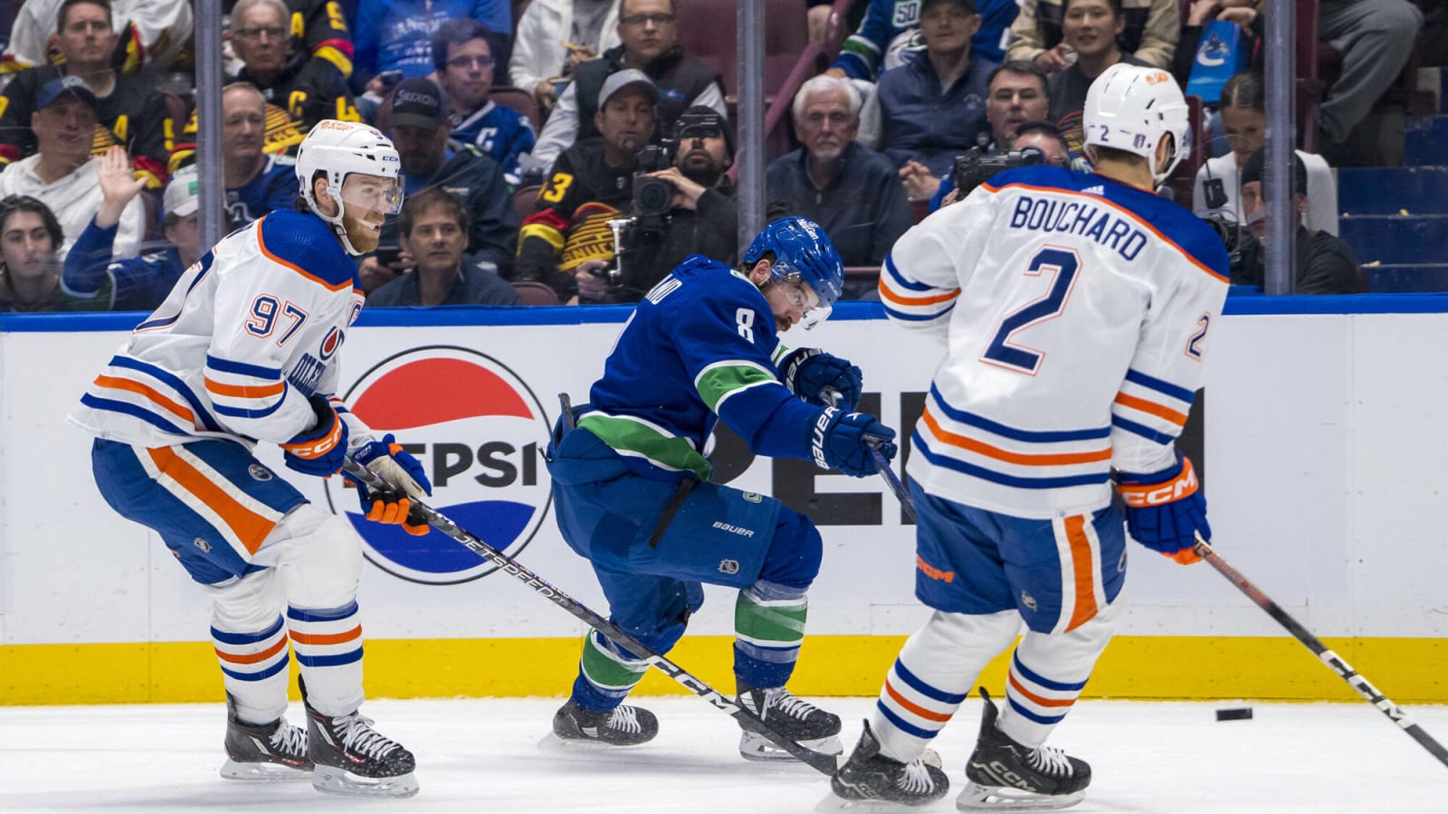  Canucks pull off remarkable comeback to beat Oilers 5-4 in game one