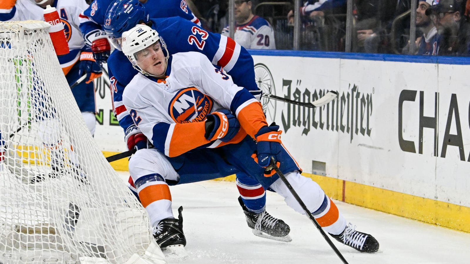 Islanders sign Kyle MacLean to three-year contract