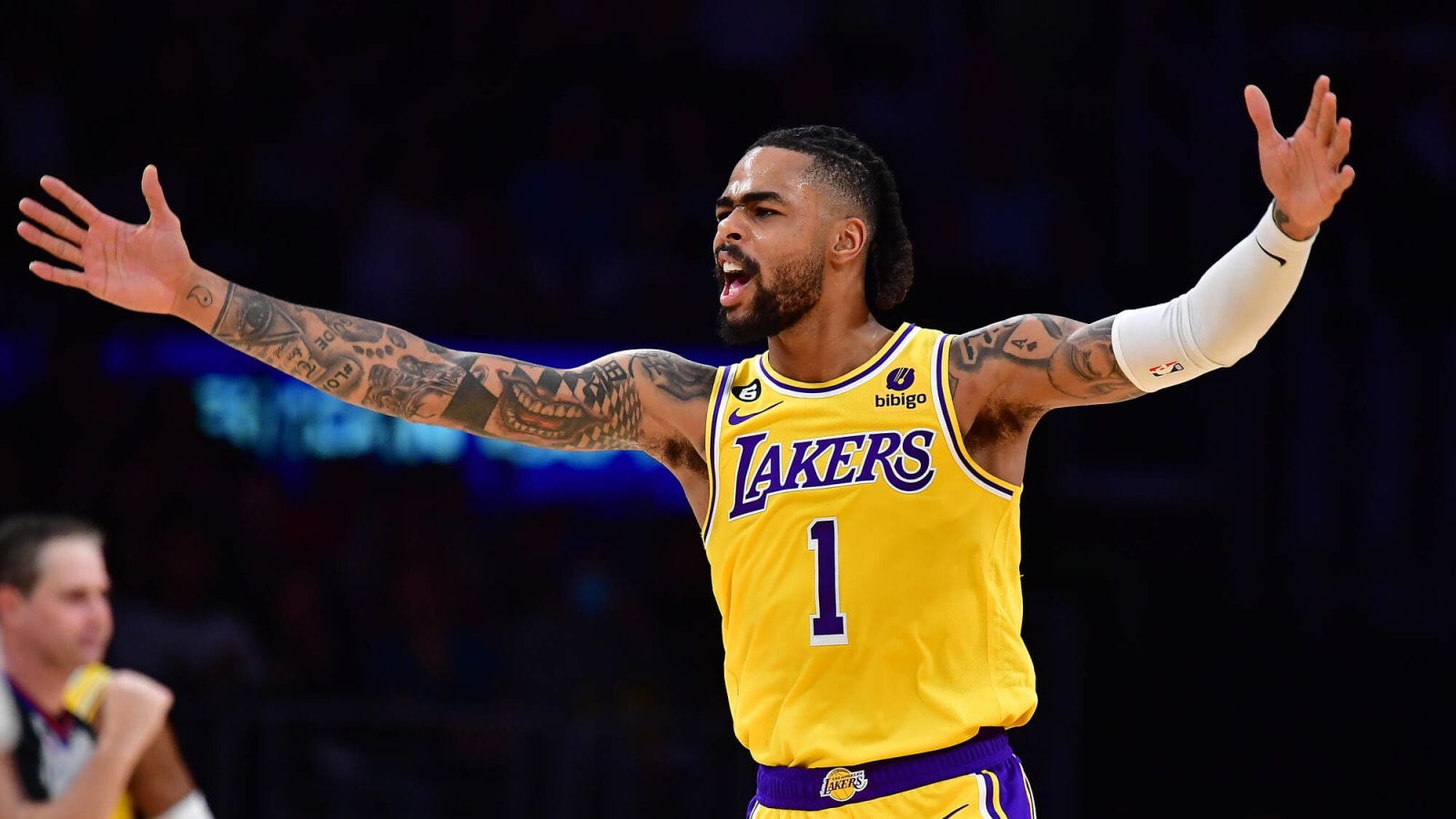 Fresh additions keep Lakers' playoff dreams alive