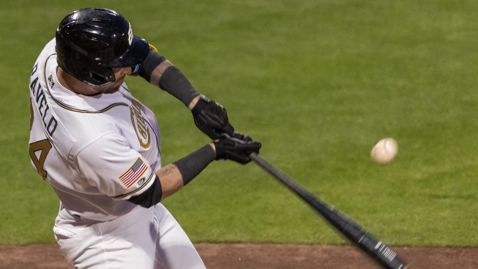 Mariners Sign Rangel Ravelo To Minor League Deal