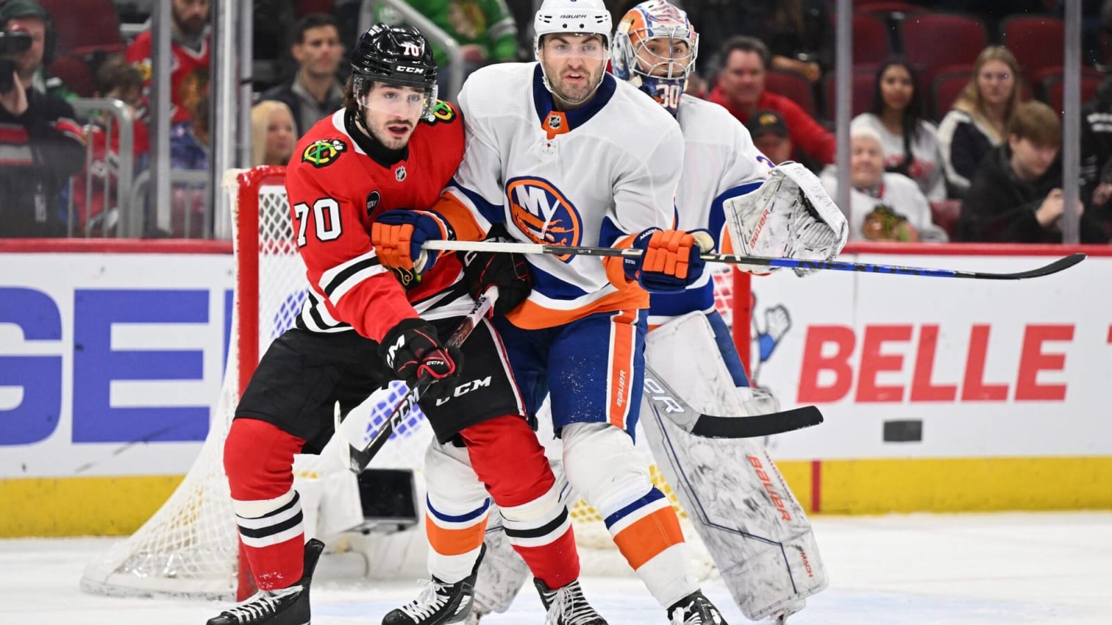 Chicago Blackhawks acquire picks 18, 50 from New York Islanders for picks 20, 54, 61