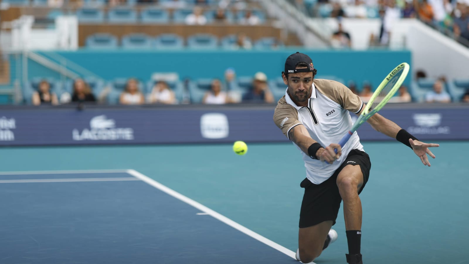 Watch: Matteo Berrettini hits a massive one-handed backhand against Andy Murray as the Miami audience erupts in praise for the Italian