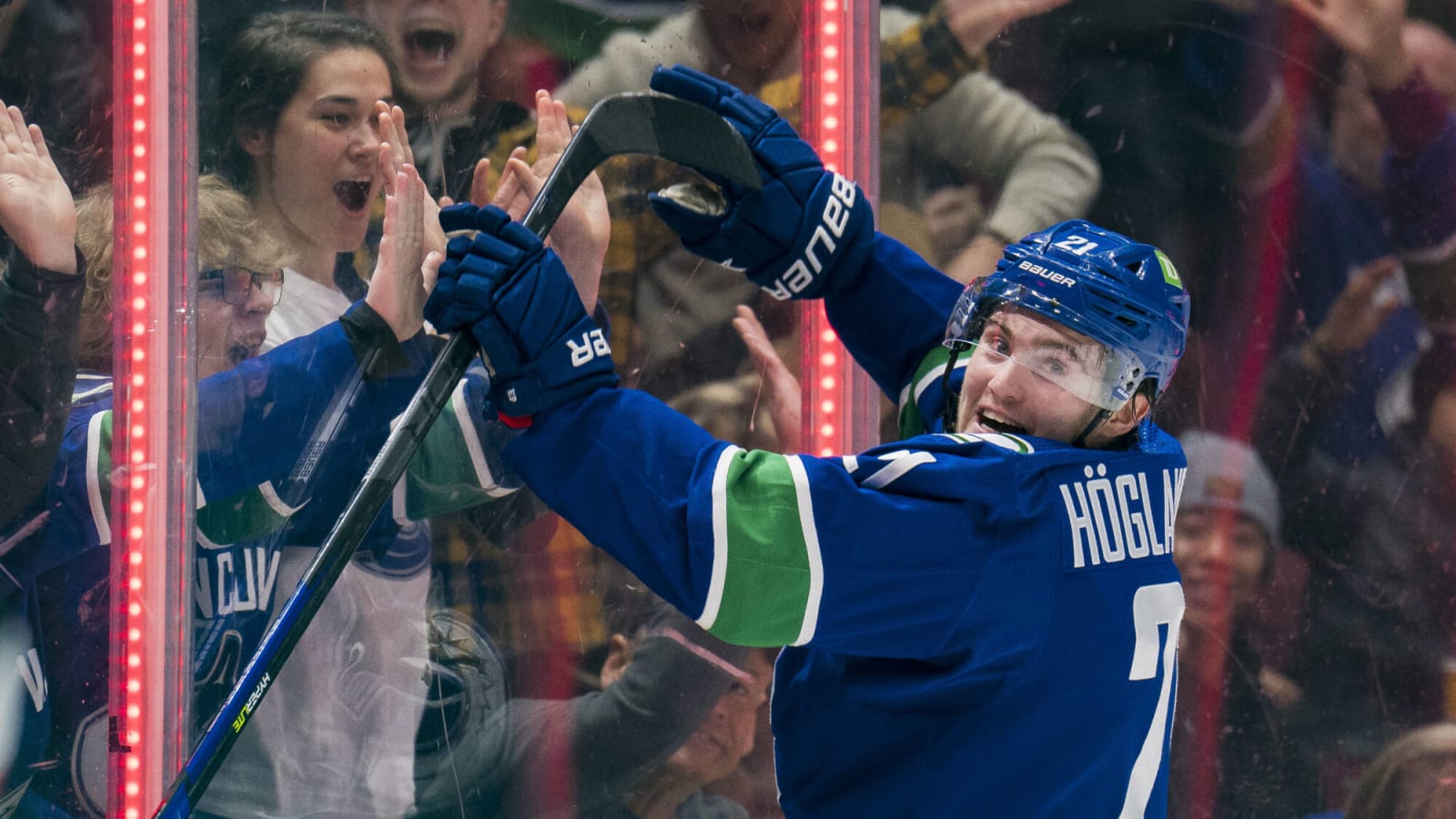Canucks sign Nils Höglander to three-year contract extension