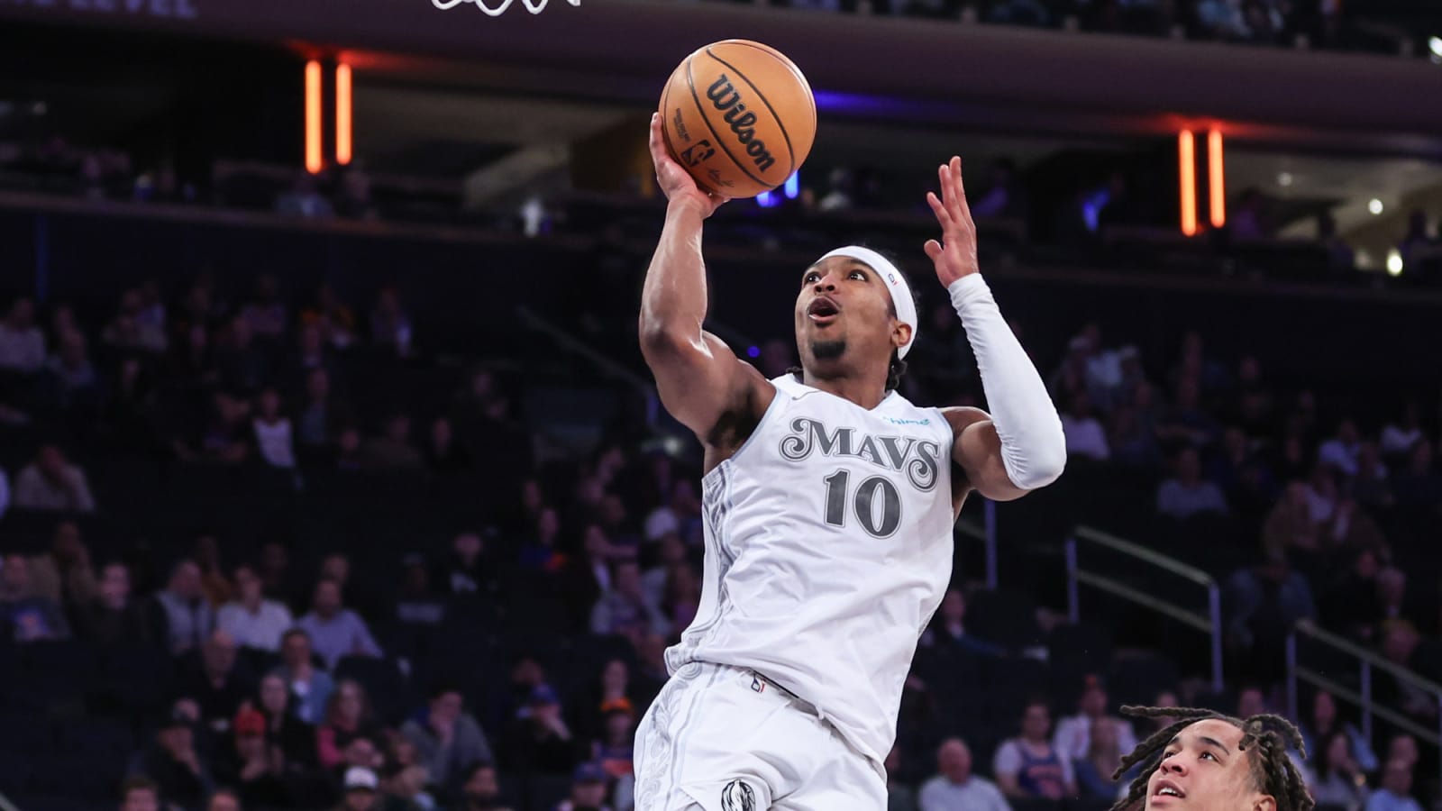 Mavericks to promote Brandon Williams to standard contract