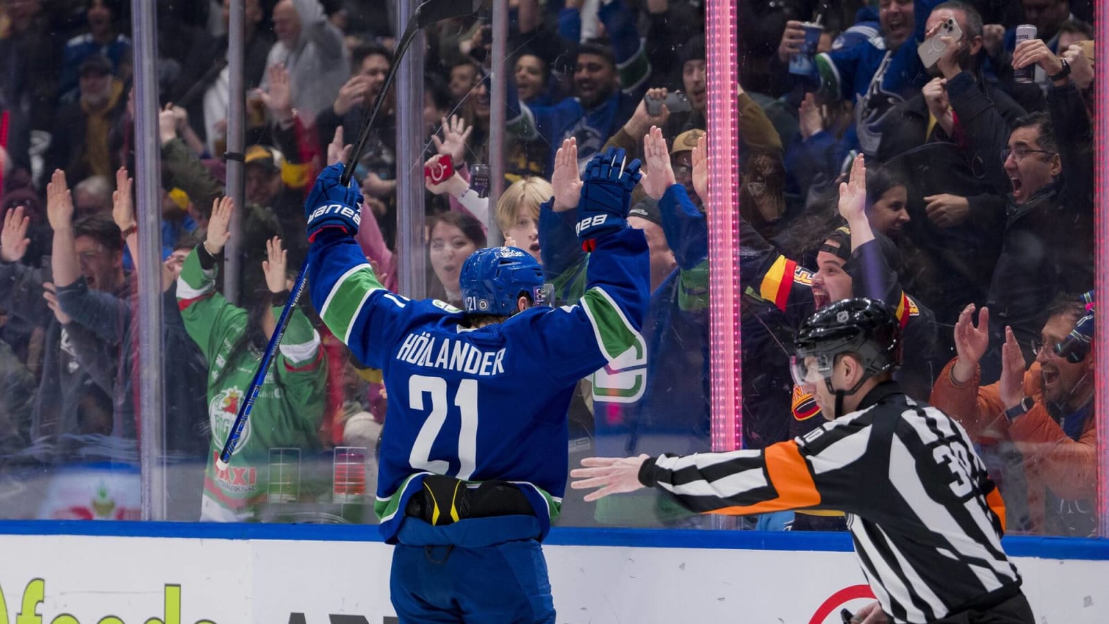 Canucks F Nils Höglander out week-to-week with lower-body injury