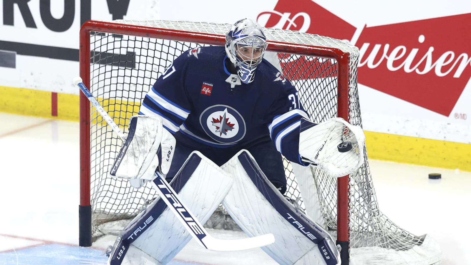 Jets’ Hellebuyck Outplayed By Old Backup Brossoit in 1st Round