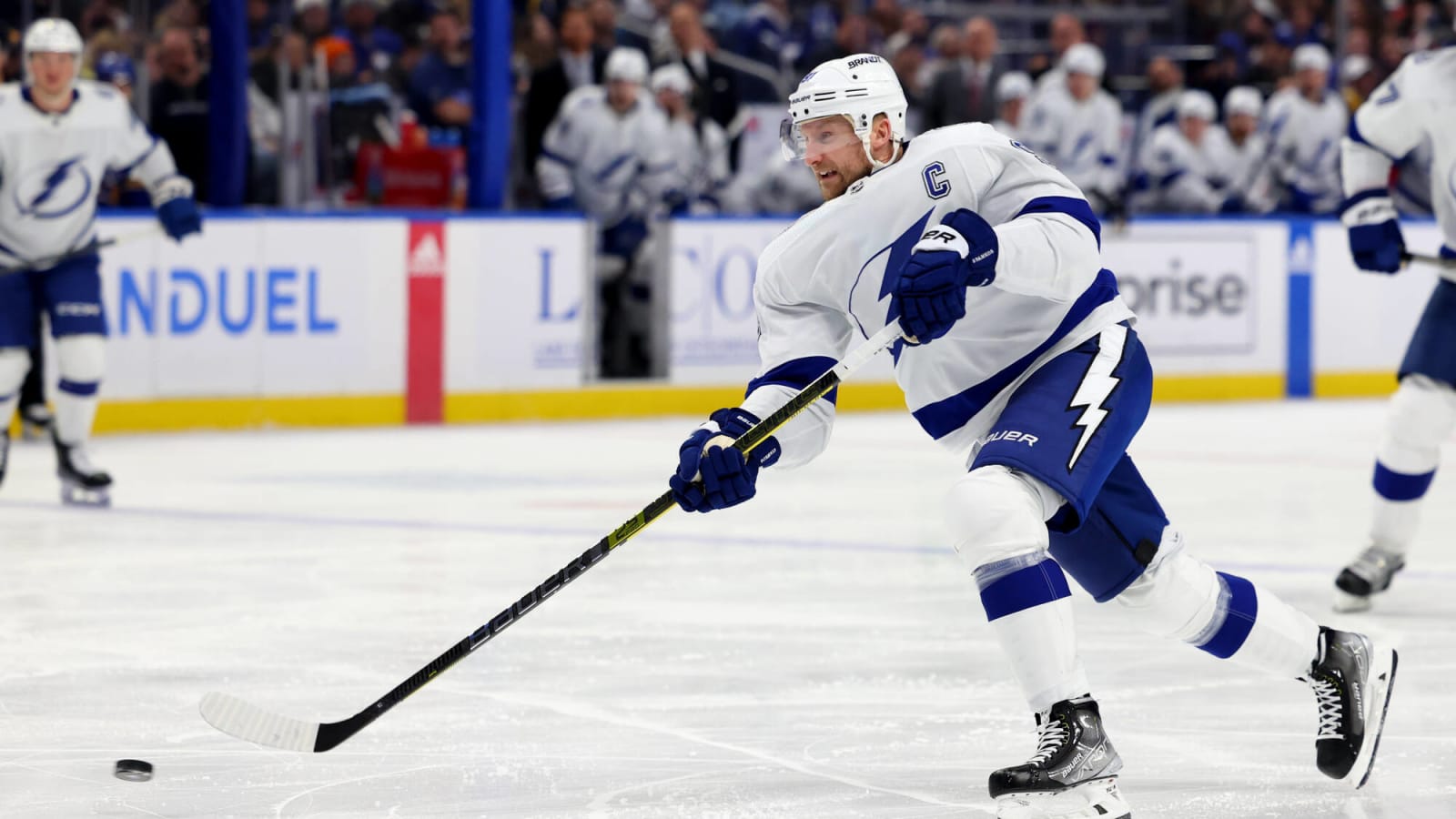 Steven Stamkos makes history, Lightning crush Coyotes 6-3