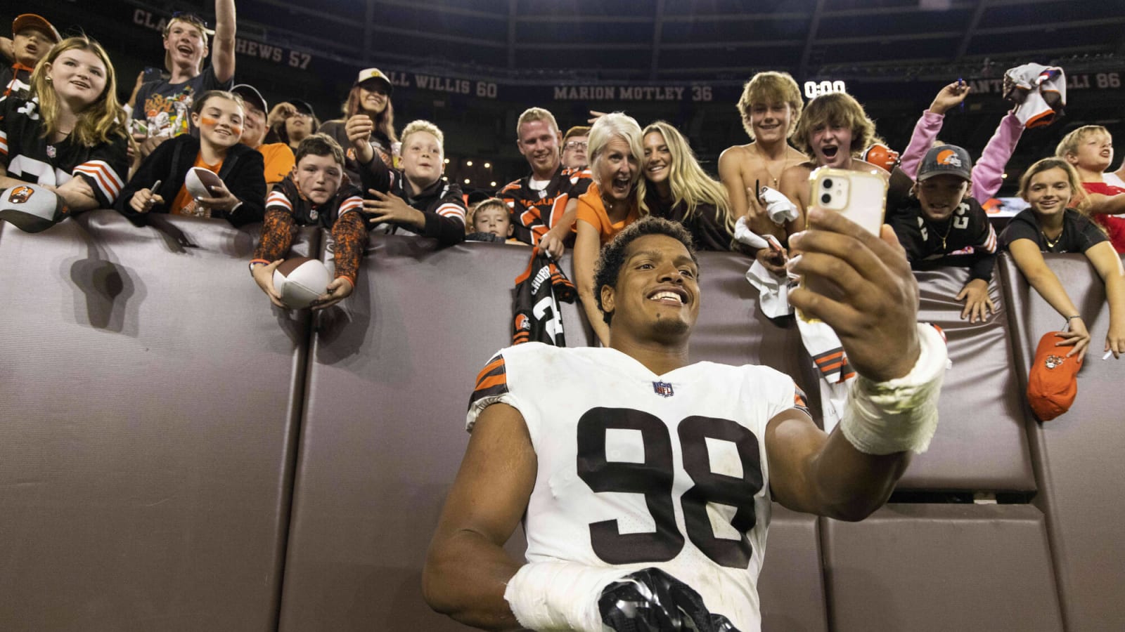 Raiders Sign DE Isaac Rochell Yardbarker