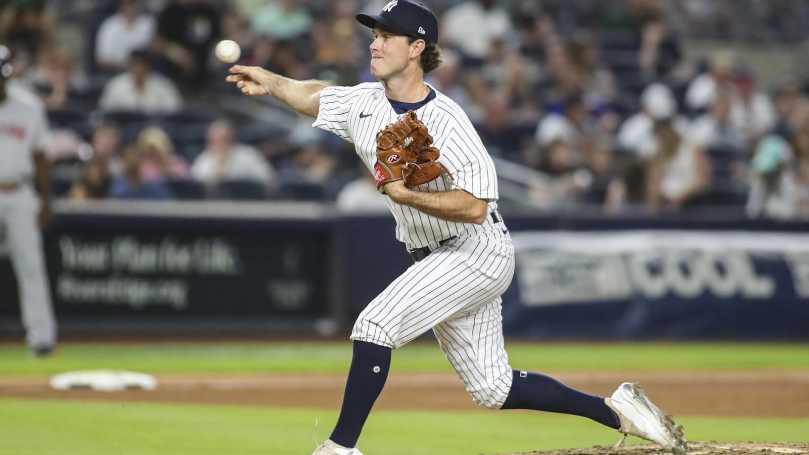 Yankees sign frisbee-throwing relief pitcher to new contract