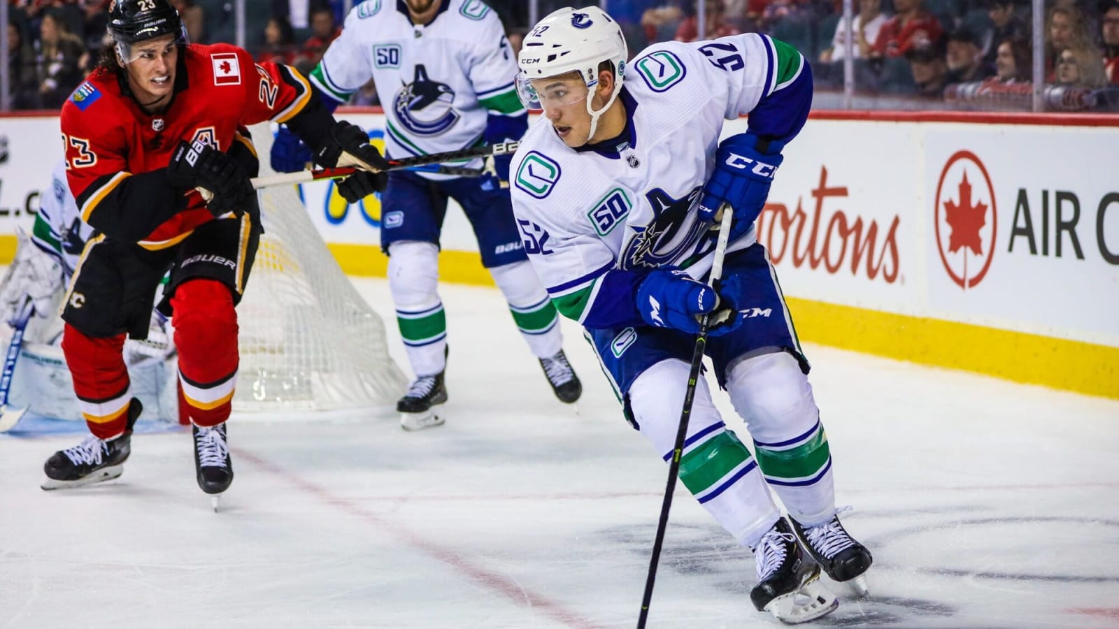 Canucks sign Jett Woo, Nikita Tolopilo to contracts