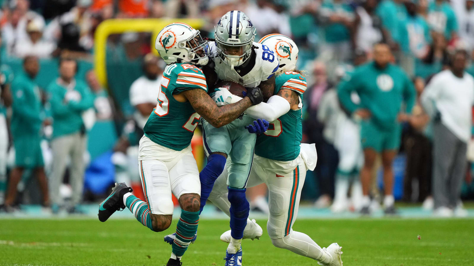 Cowboys’ loss in Miami gifts NFC East perch to the Eagles