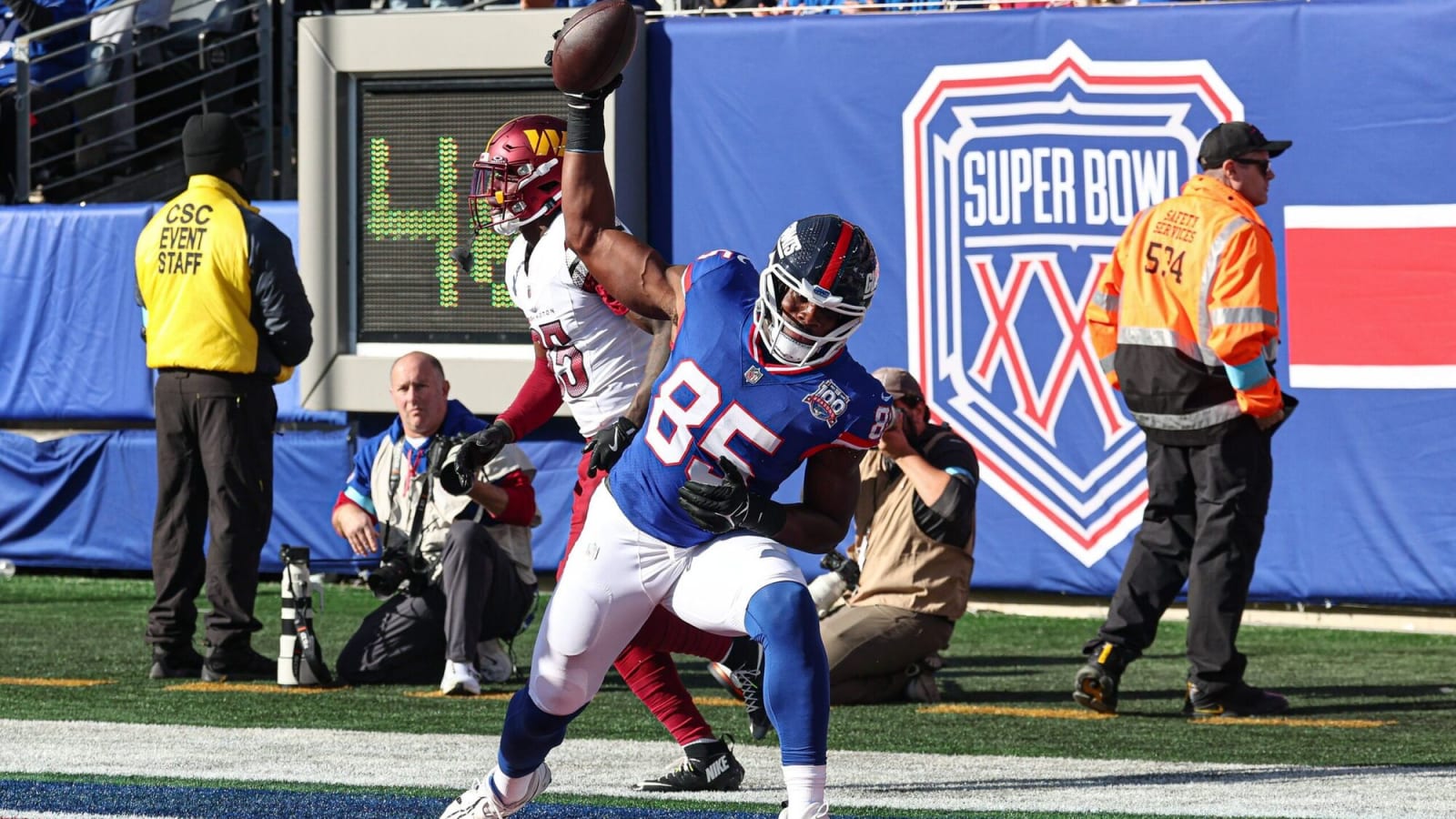 Giants re-sign veteran tight end for one more year