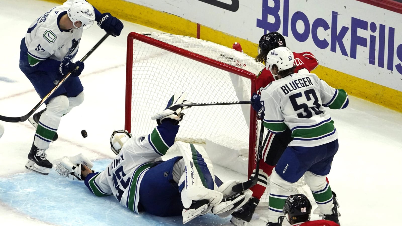  Kevin Lankinen shines again as Canucks beat Blackhawks 6-3
