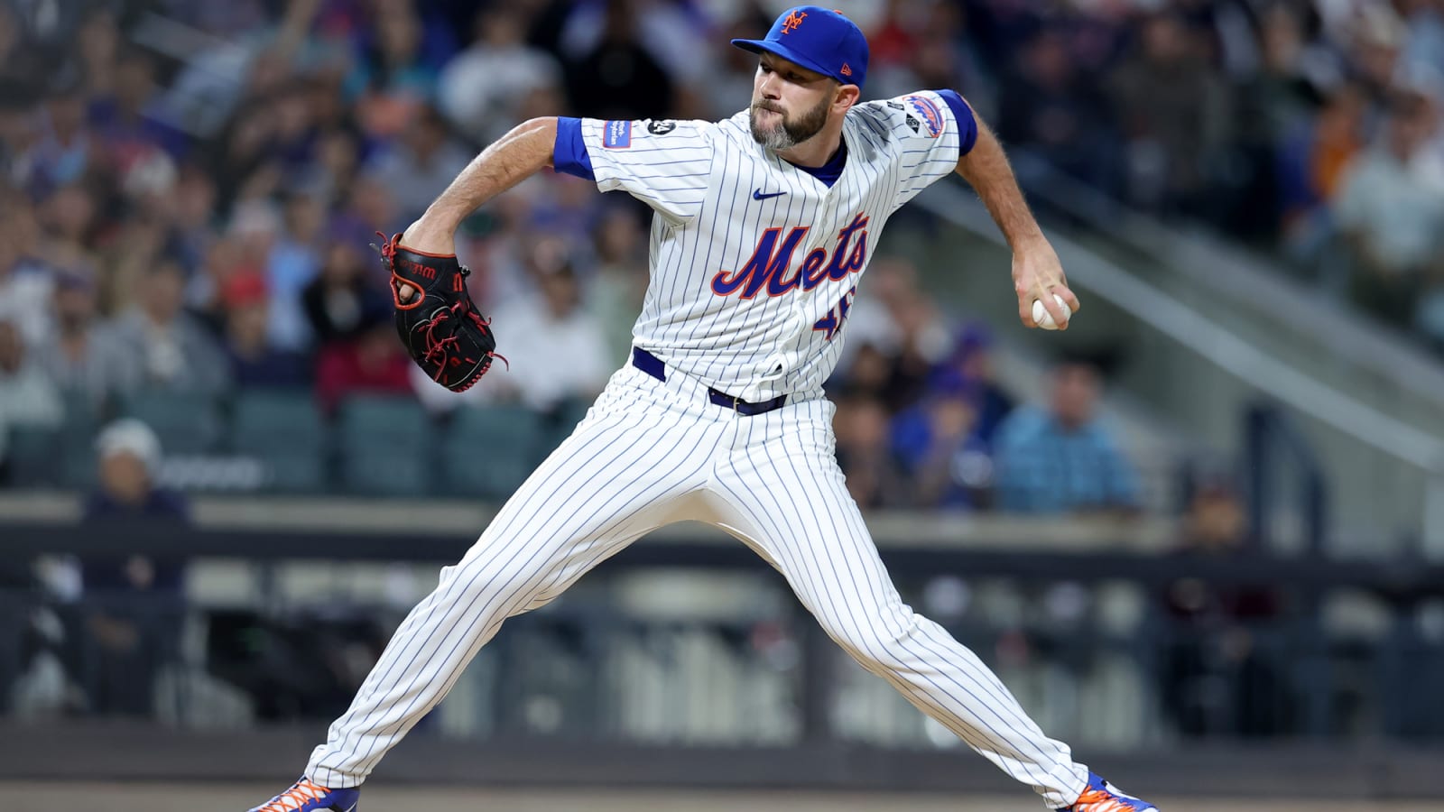 Reds, Alex Young agree to a minor league contract