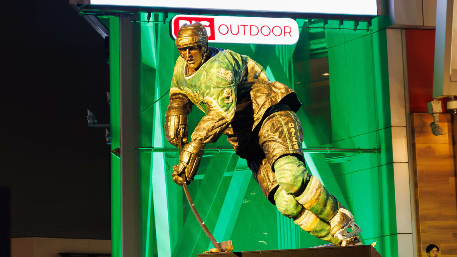 American Hockey Legend Immortalized: Mike Modano Gets Statue