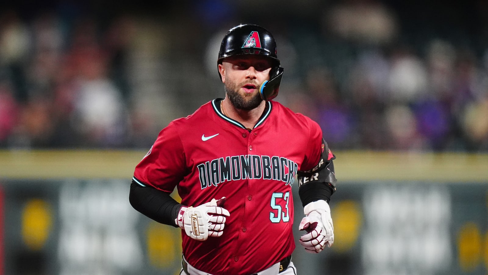 Yankees showing interest in three-time Gold Glove winner
