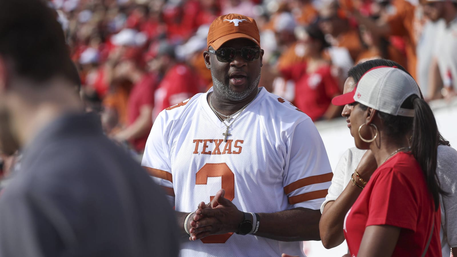 Vince Young knocked out by cheap shot in bar fight, former Titans QB caught on video