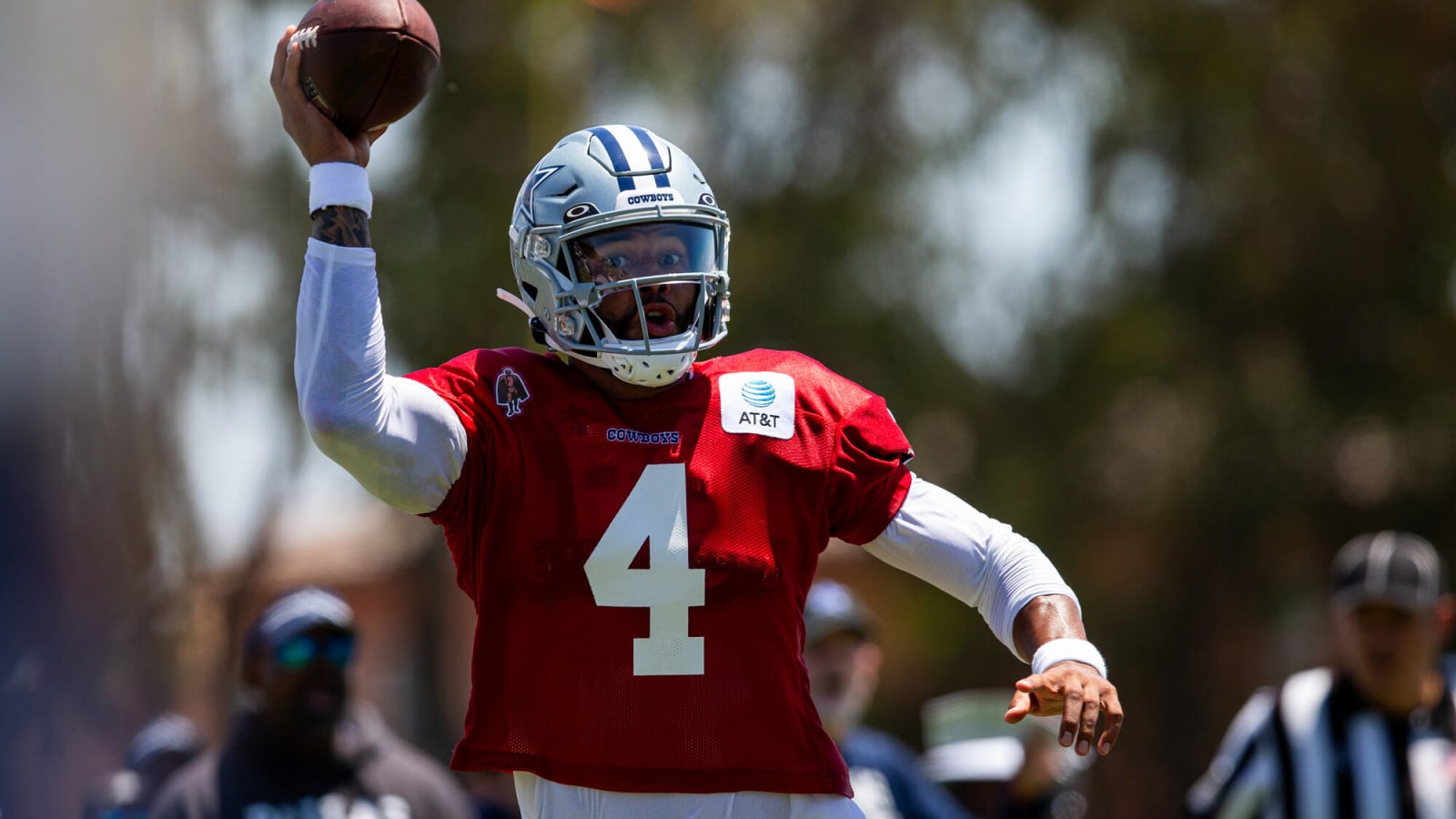 Dak Prescott shares moment with young fans ahead of Cowboys preseason opener