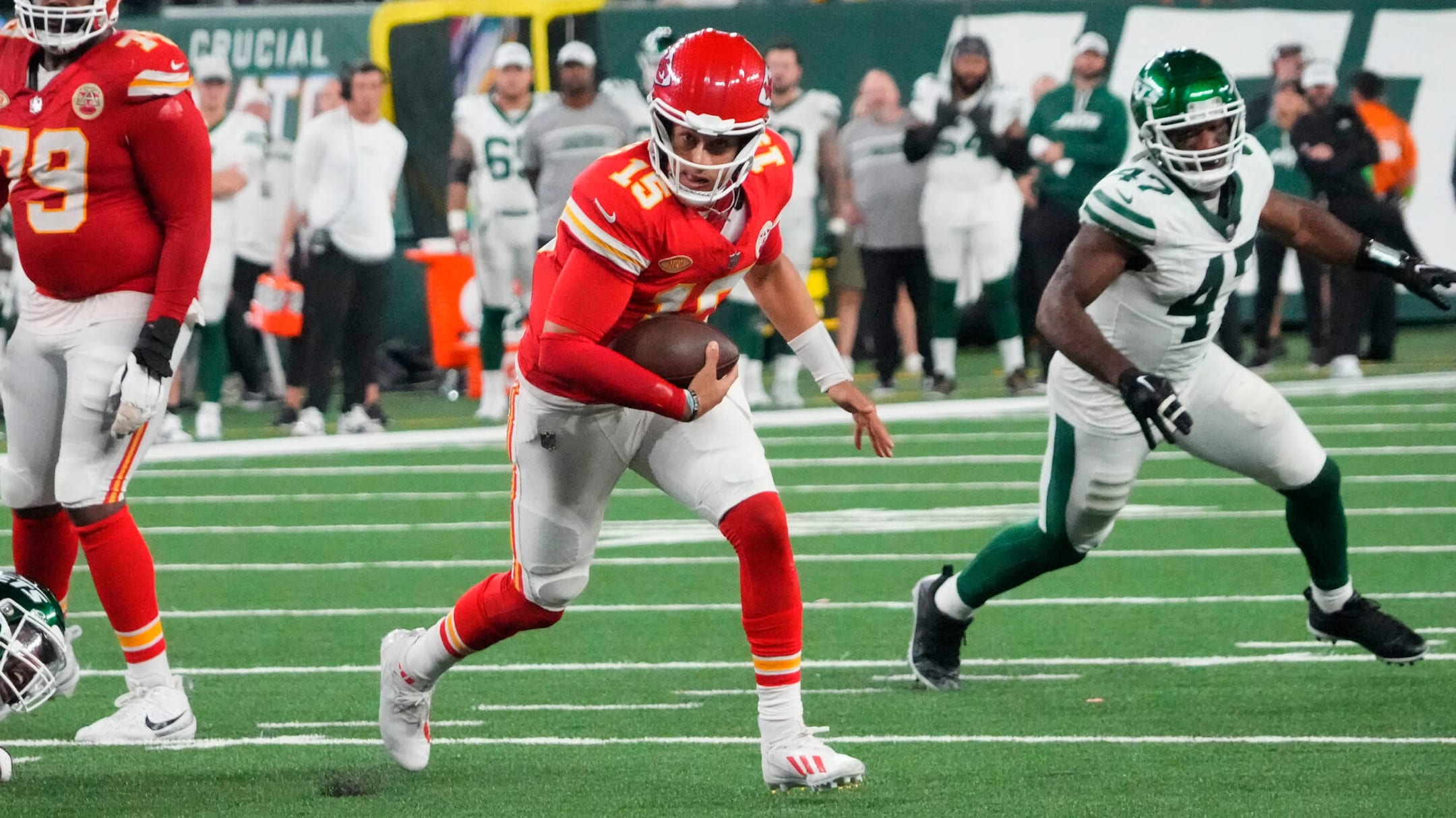 Patrick Mahomes finds swagger, passes Chiefs to AFC West lead