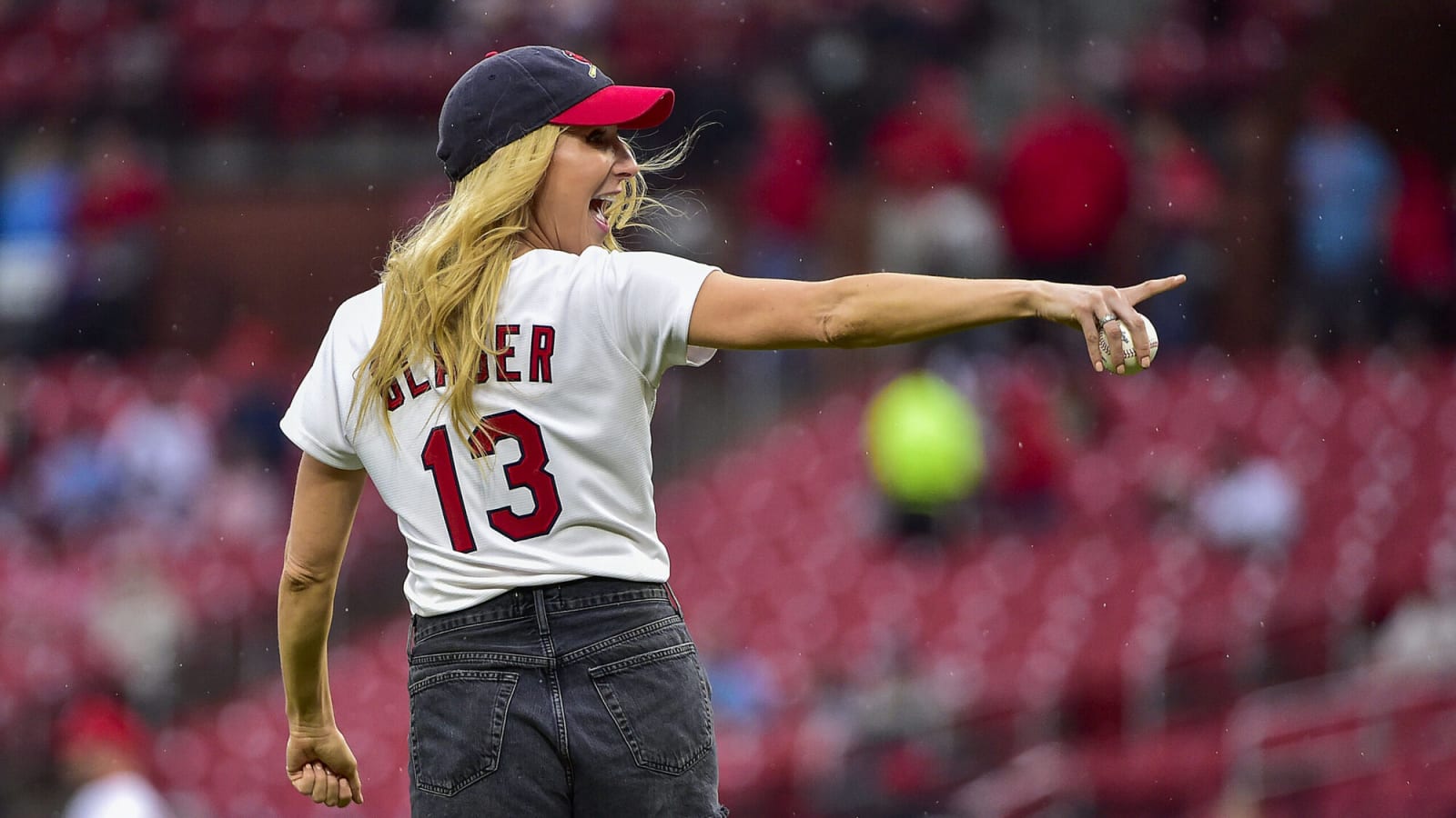 ESPY Awards host Nikki Glaser takes shot at Connor McDavid, Edmonton Oilers during monologue