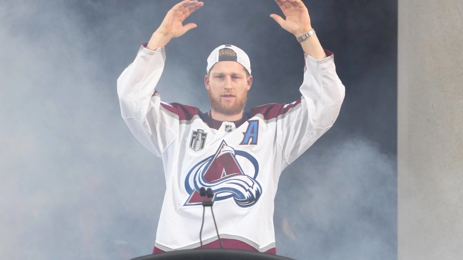 Nathan MacKinnon signs eight-year, $100.8M extension